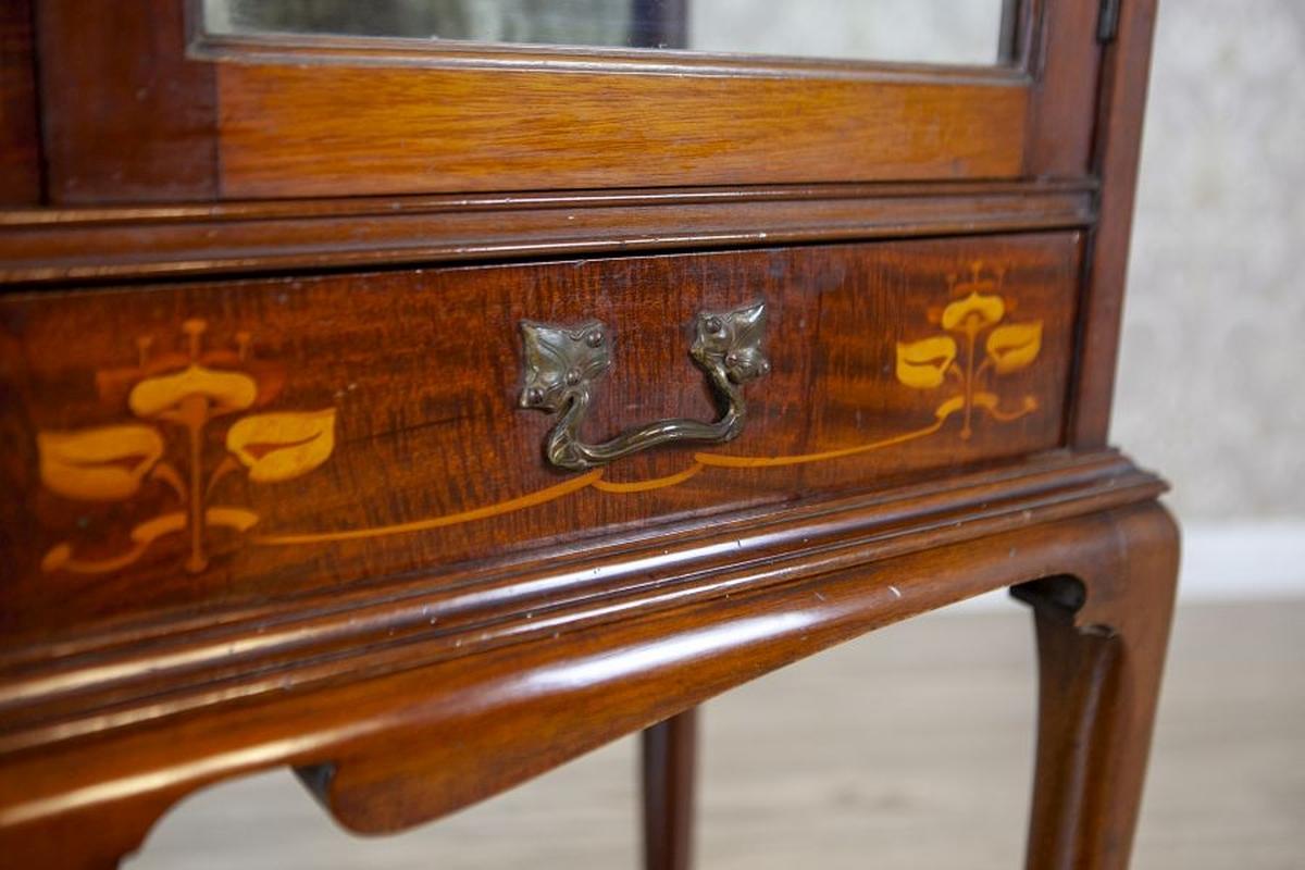 English Inlaid Mahogany Display Cabinet From the 19th Century For Sale 8