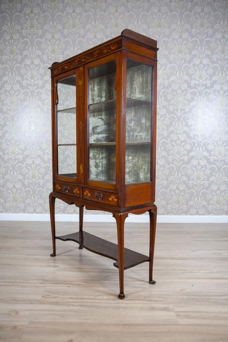 English Inlaid Mahogany Display Cabinet From the 19th Century In Good Condition For Sale In Opole, PL
