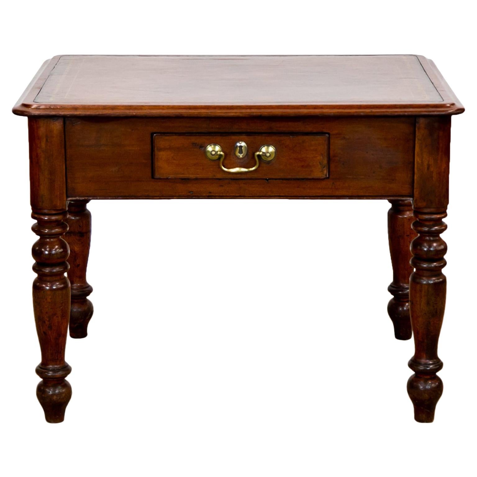 Mesa de centro inglesa con tapa de cuero de caoba