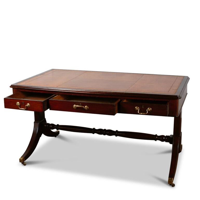 English Mahogany & Leather Writing Desk In Good Condition In Vancouver, British Columbia