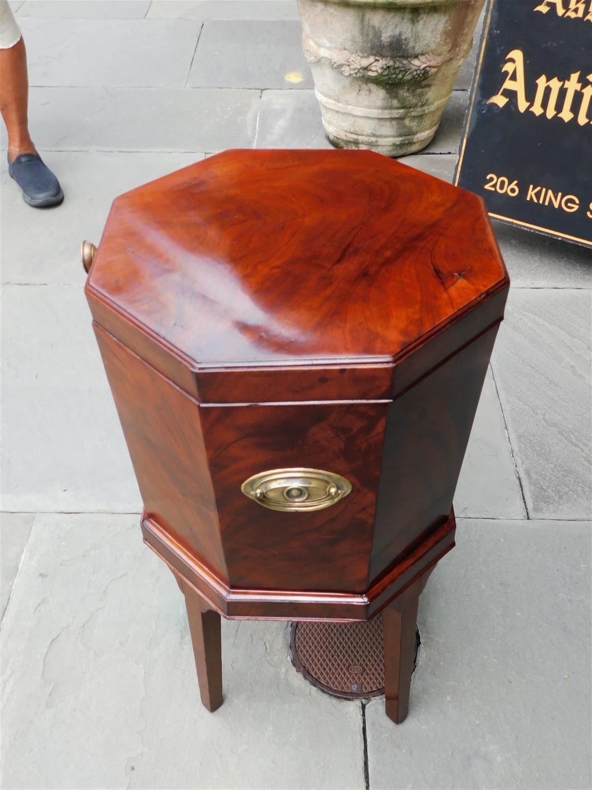 English Mahogany Octagon Wine Cellarette on Stand with Orig. Lead Liner, C. 1780 In Excellent Condition In Hollywood, SC