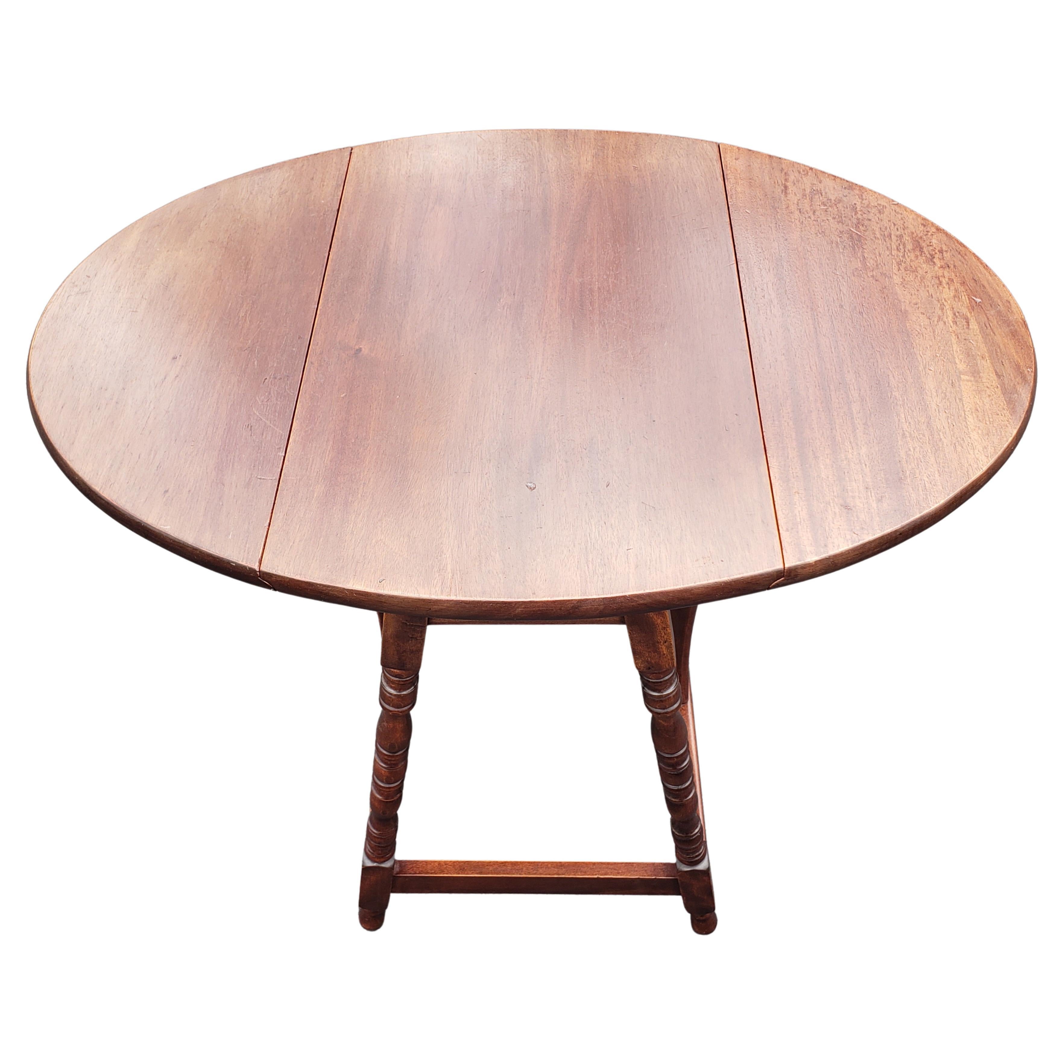 Colonial américain Table d'appoint anglaise à abattants ovale en acajou en vente