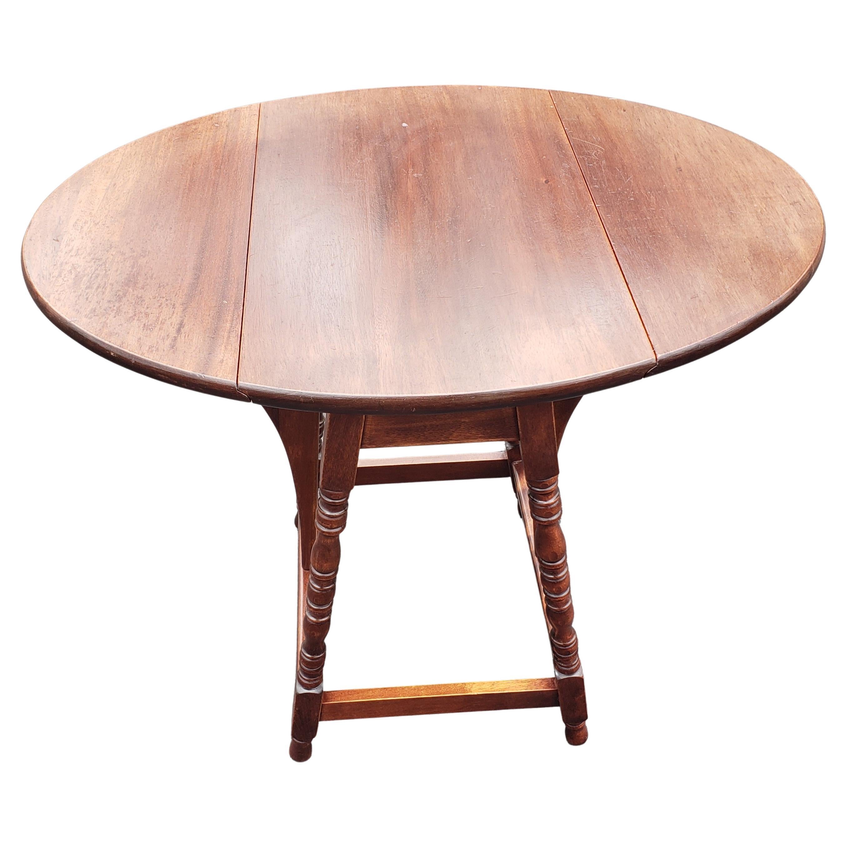 American Colonial English Mahogany Oval Drop-Leaf Side Table For Sale