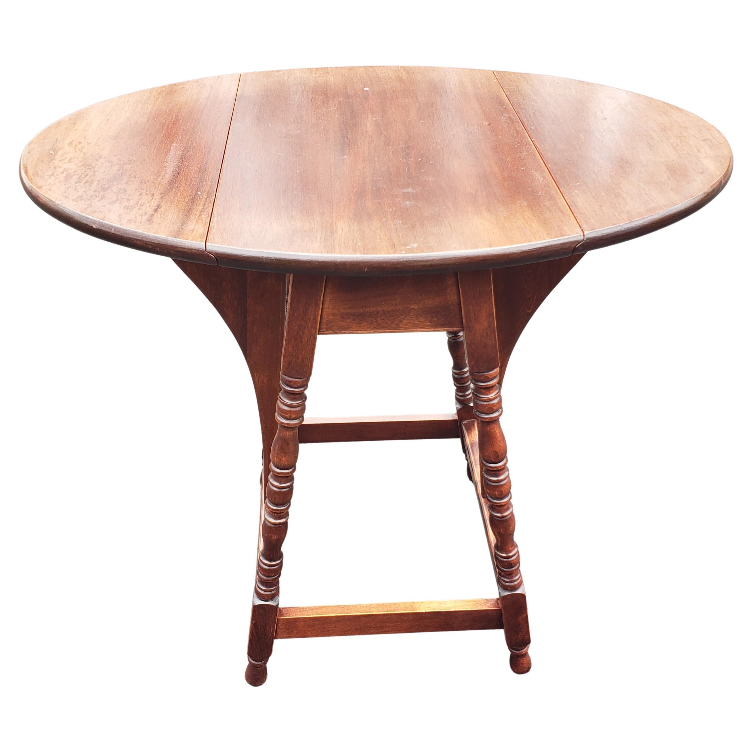 American English Mahogany Oval Drop-Leaf Side Table For Sale