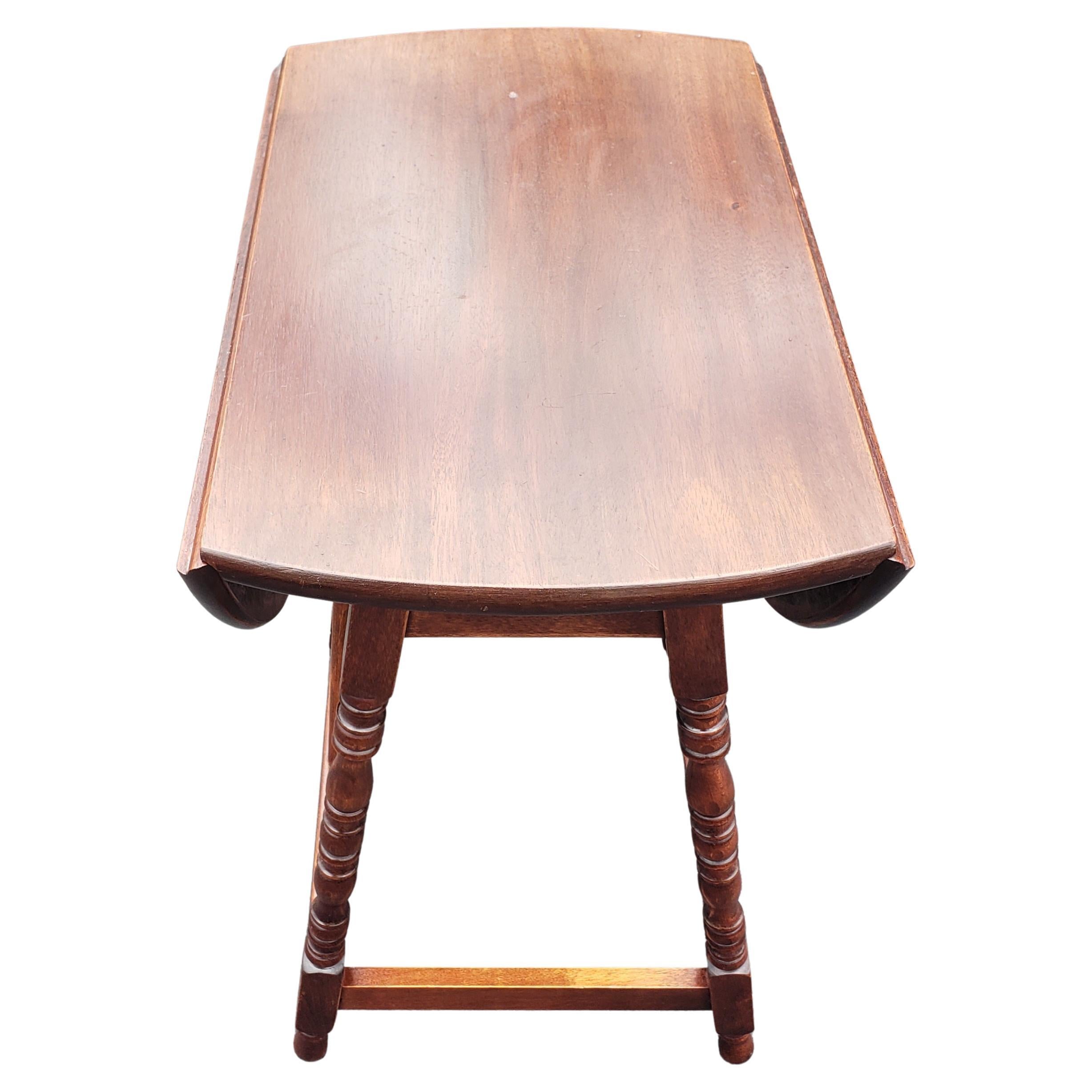 Woodwork English Mahogany Oval Drop-Leaf Side Table For Sale