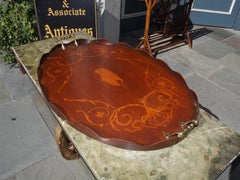 Bandeja de servir ovalada de caoba inglesa con incrustaciones y asas laterales de latón. Circa 1810