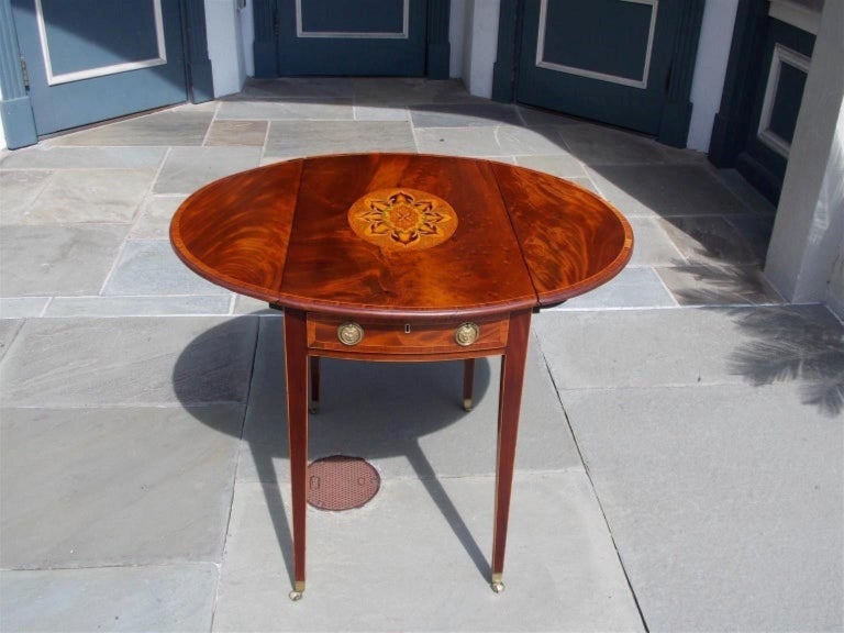 English Mahogany Oval Satinwood Inlaid One Drawer Pembroke Table, circa 1770 In Excellent Condition For Sale In Charleston, SC