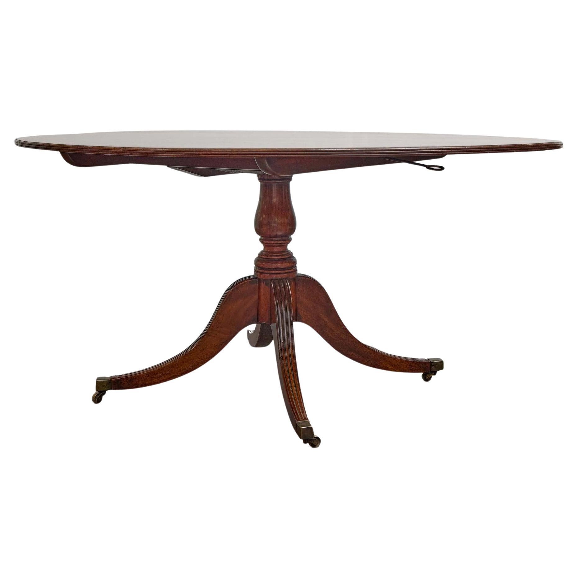 Mesa inclinada ovalada inglesa de caoba con patas de caña, principios del siglo XIX en venta