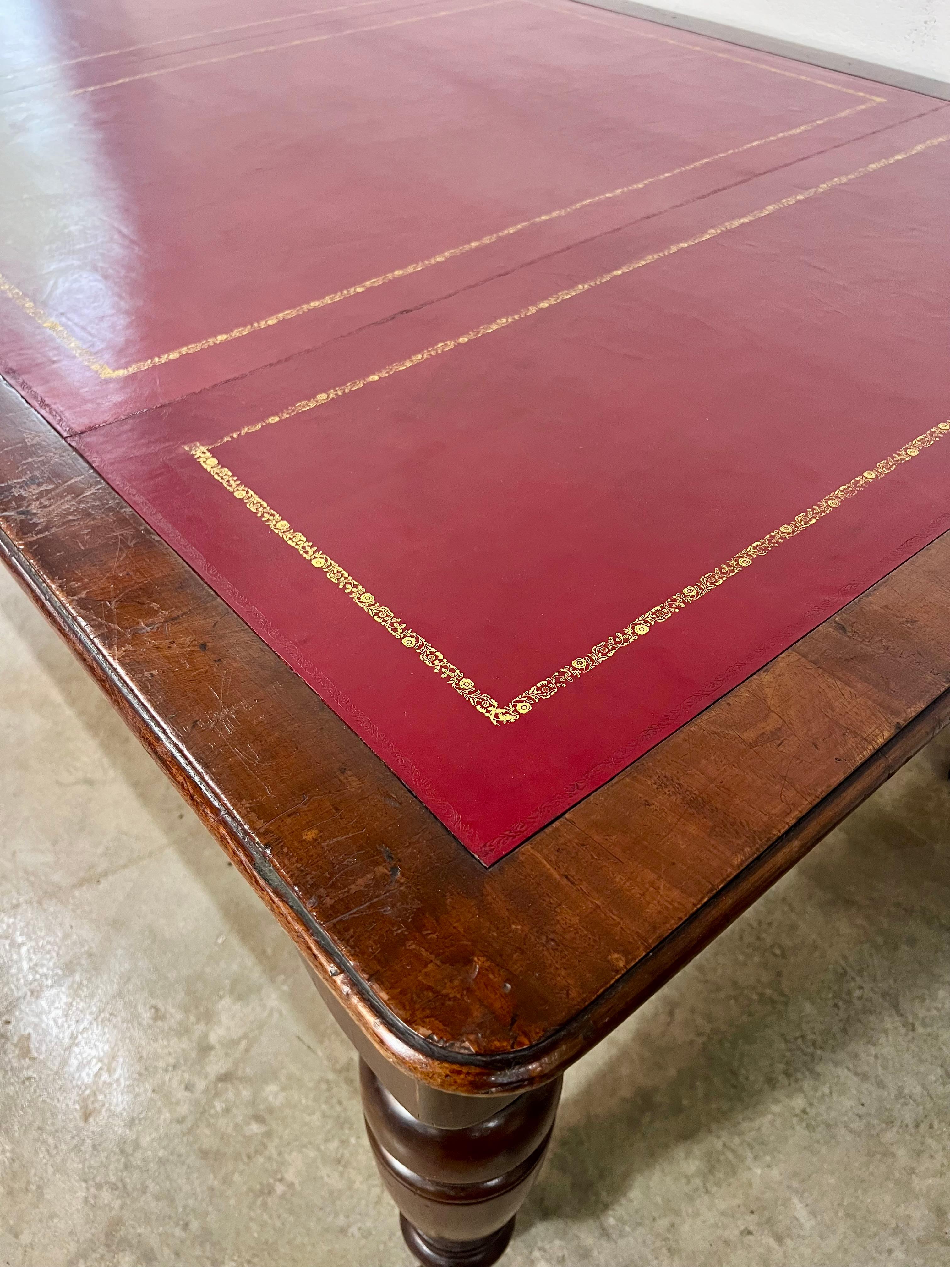 Partner oversize, scrivania, mogano inglese con superficie superiore in pelle rossa