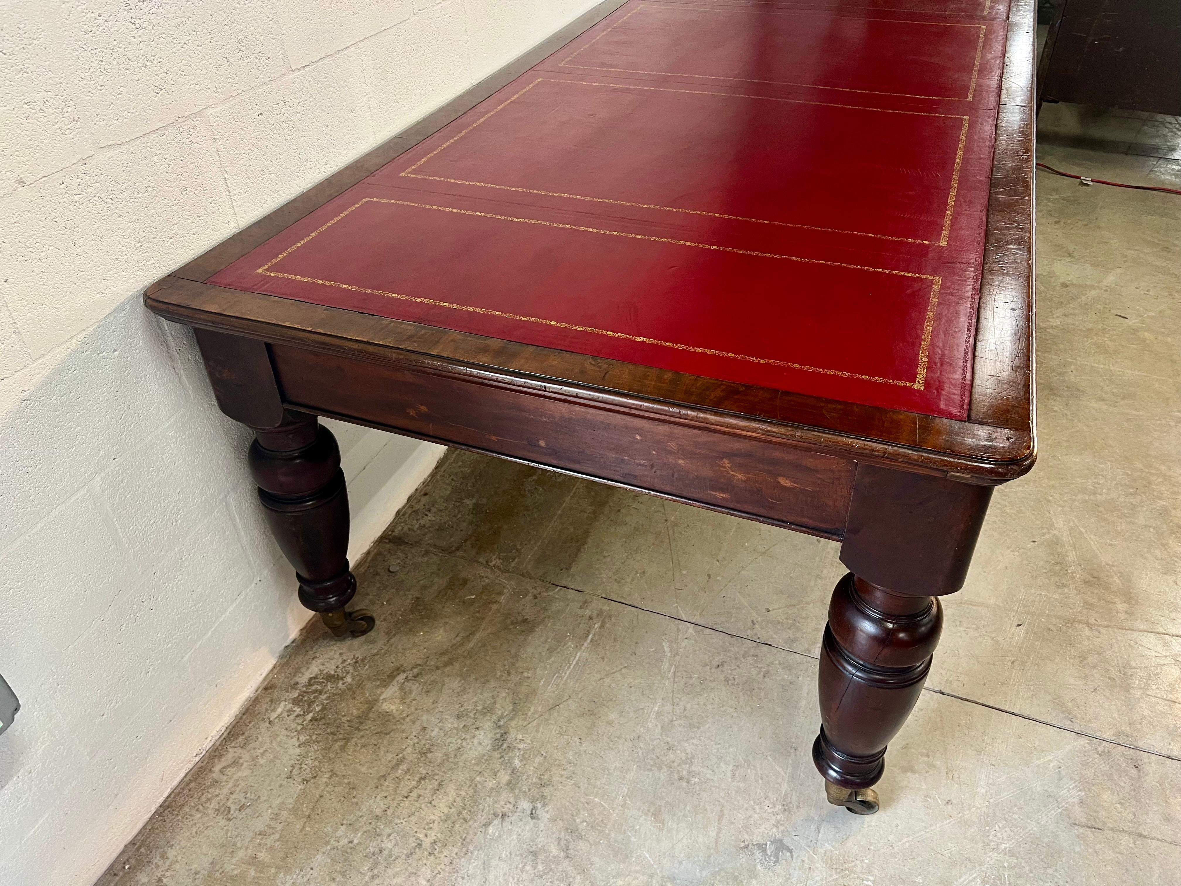 Inglese Scrivania inglese in mogano con gambe tornite XIX secolo in vendita