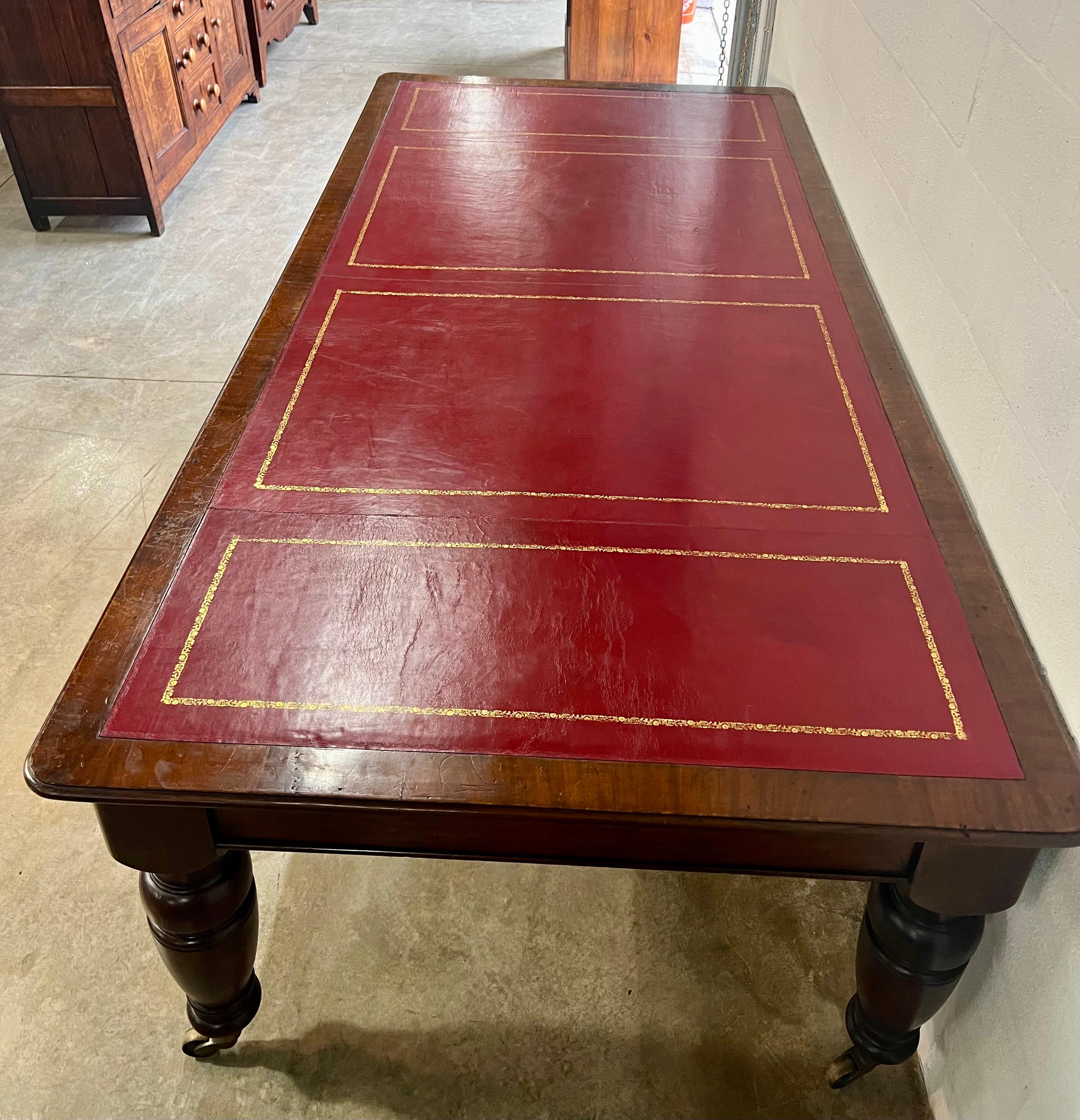 Scrivania inglese in mogano con gambe tornite XIX secolo In condizioni discrete in vendita a Charleston, SC