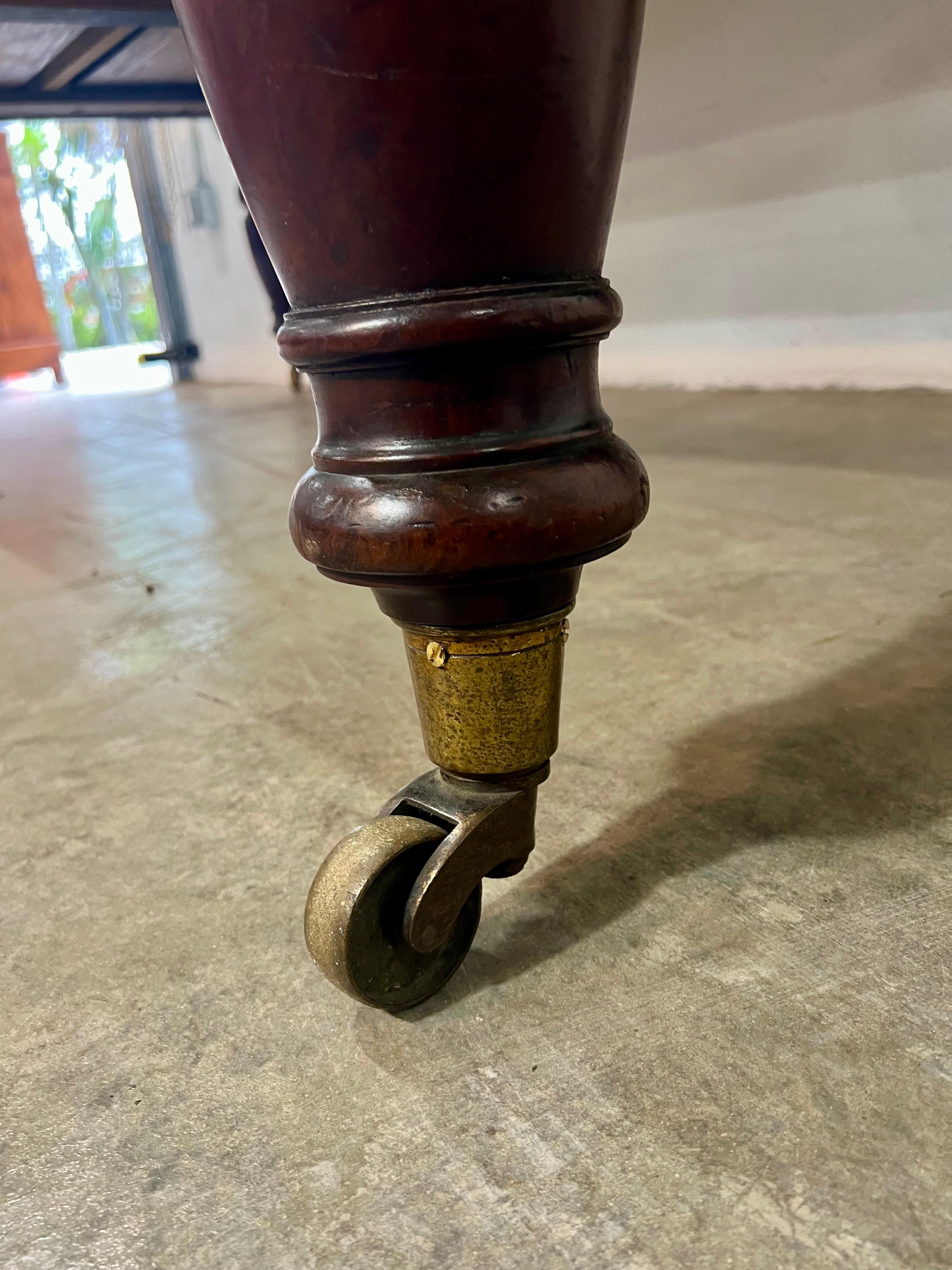 Mogano Scrivania inglese in mogano con gambe tornite XIX secolo in vendita