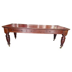 Scrivania inglese in mogano con gambe tornite XIX secolo