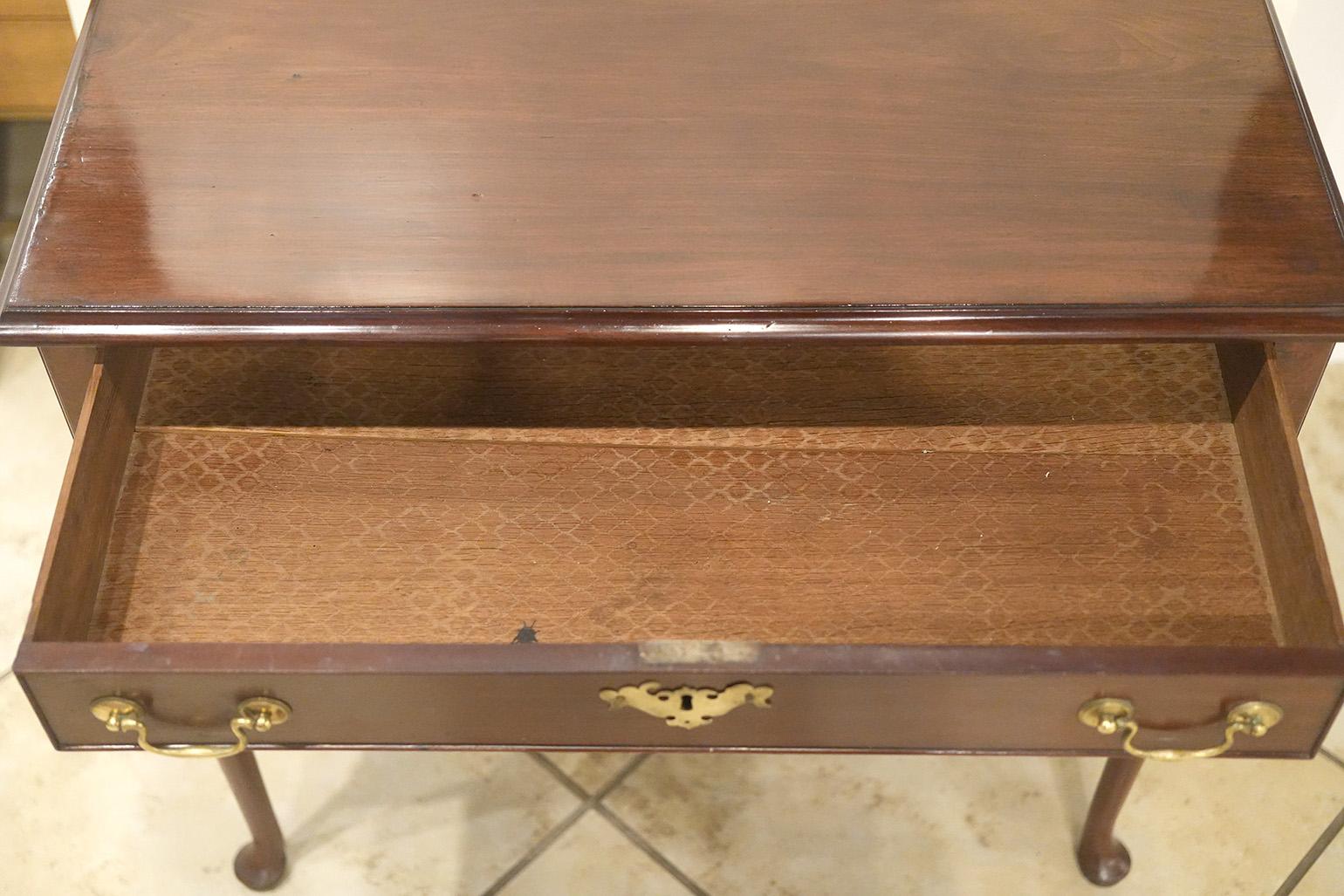 English Mahogany Queen Anne Style Lowboy or Dressing Table In Excellent Condition For Sale In Ft. Lauderdale, FL