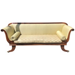 Divano in stile Regency in mogano inglese Divano con schienale piatto e rotelle in ottone elaborate