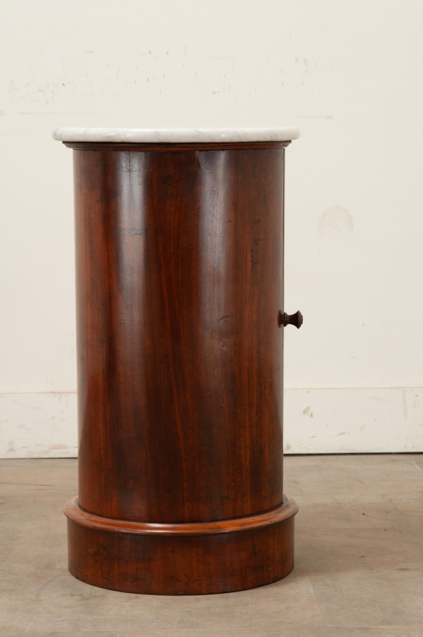 English Mahogany Round Bedside Table In Good Condition In Baton Rouge, LA