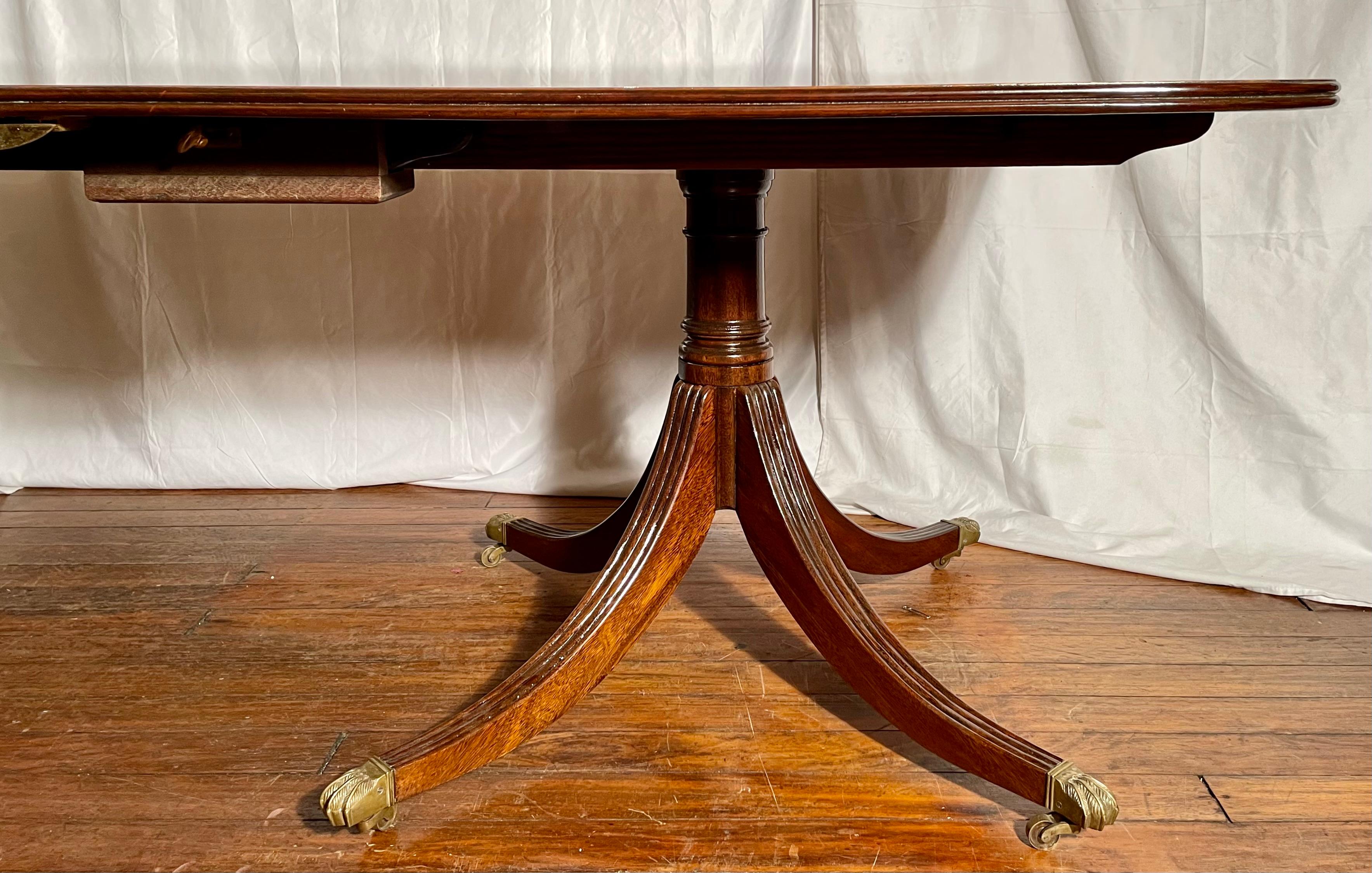 English Mahogany, Satinwood, & Rosewood Banded Dining Table, circa 1950s In Good Condition For Sale In New Orleans, LA