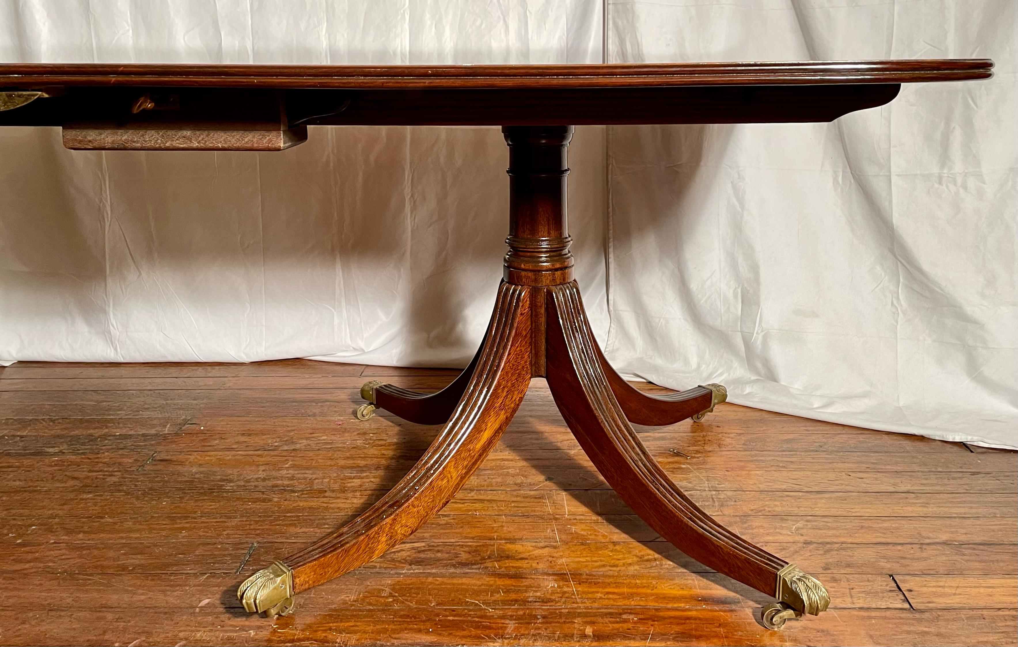 Anglais Table de salle à manger anglaise en acajou, satiné et palissandre, vers les années 1950 en vente