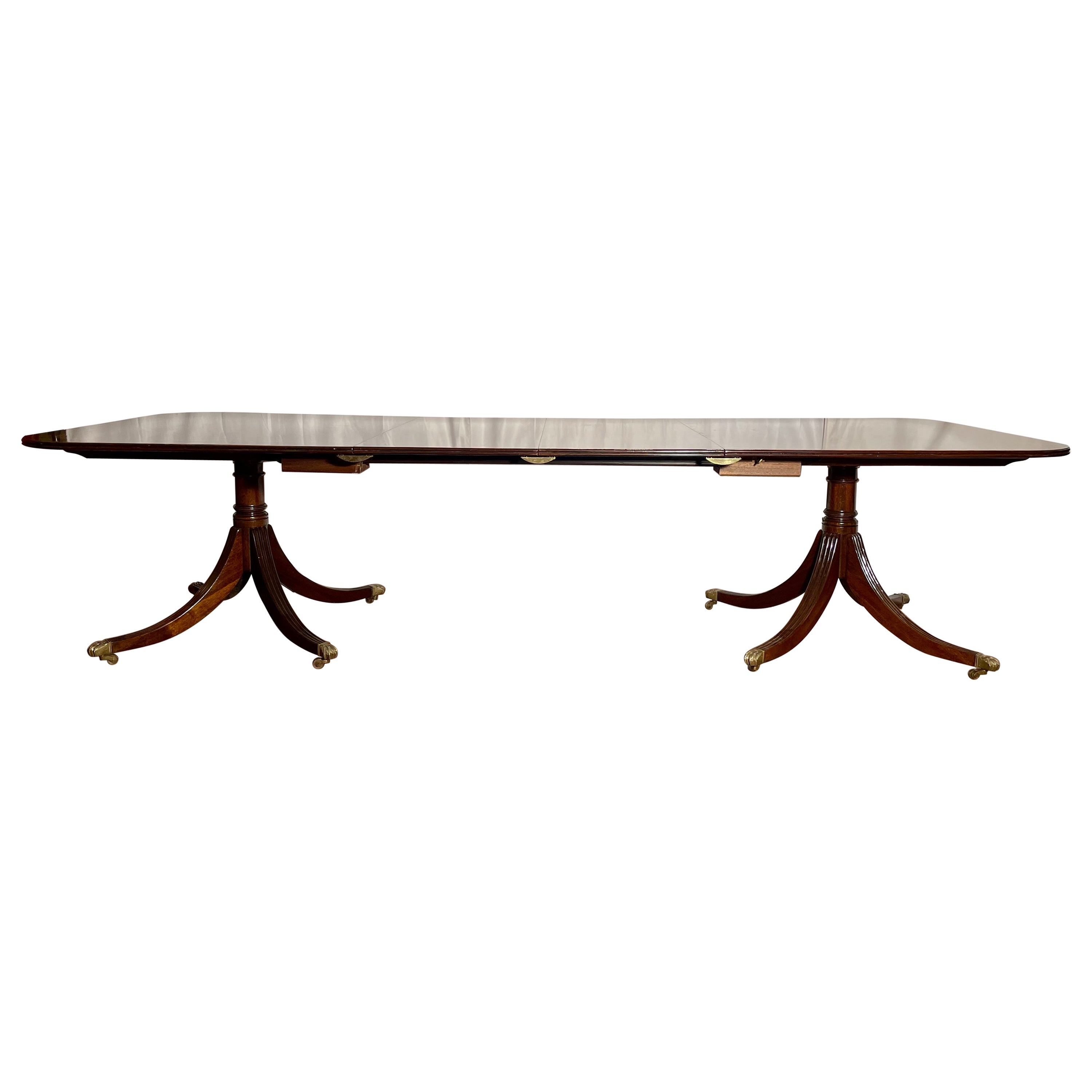 Table de salle à manger anglaise en acajou, satiné et palissandre, vers les années 1950