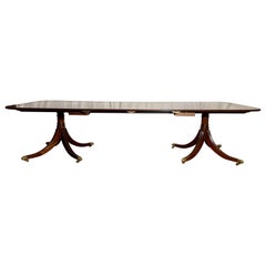 Table de salle à manger anglaise en acajou, satiné et palissandre, vers les années 1950
