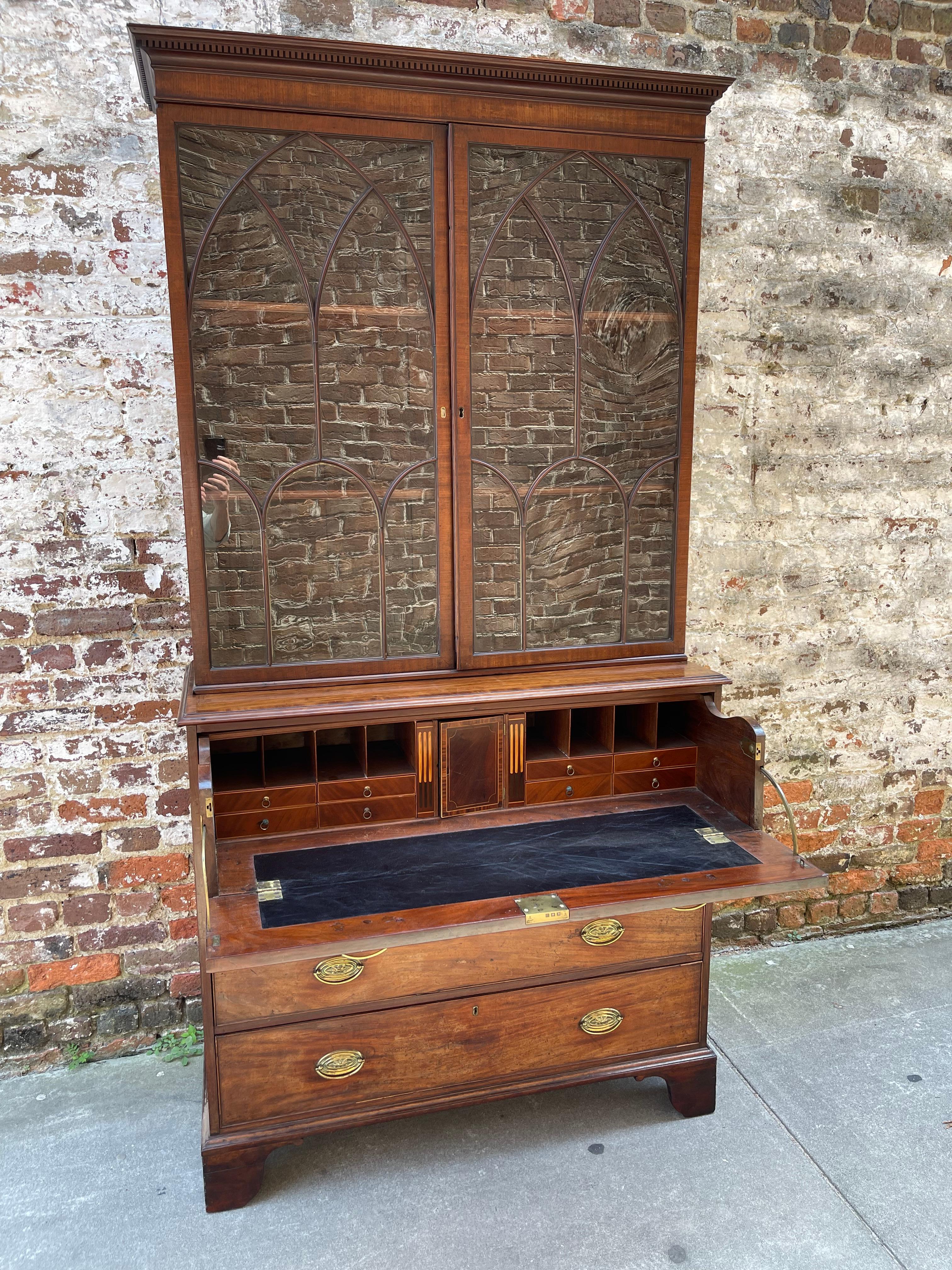 Anglais Secrétaire anglais en acajou avec tiroir de bureau aménagé fin du 18e siècle  en vente