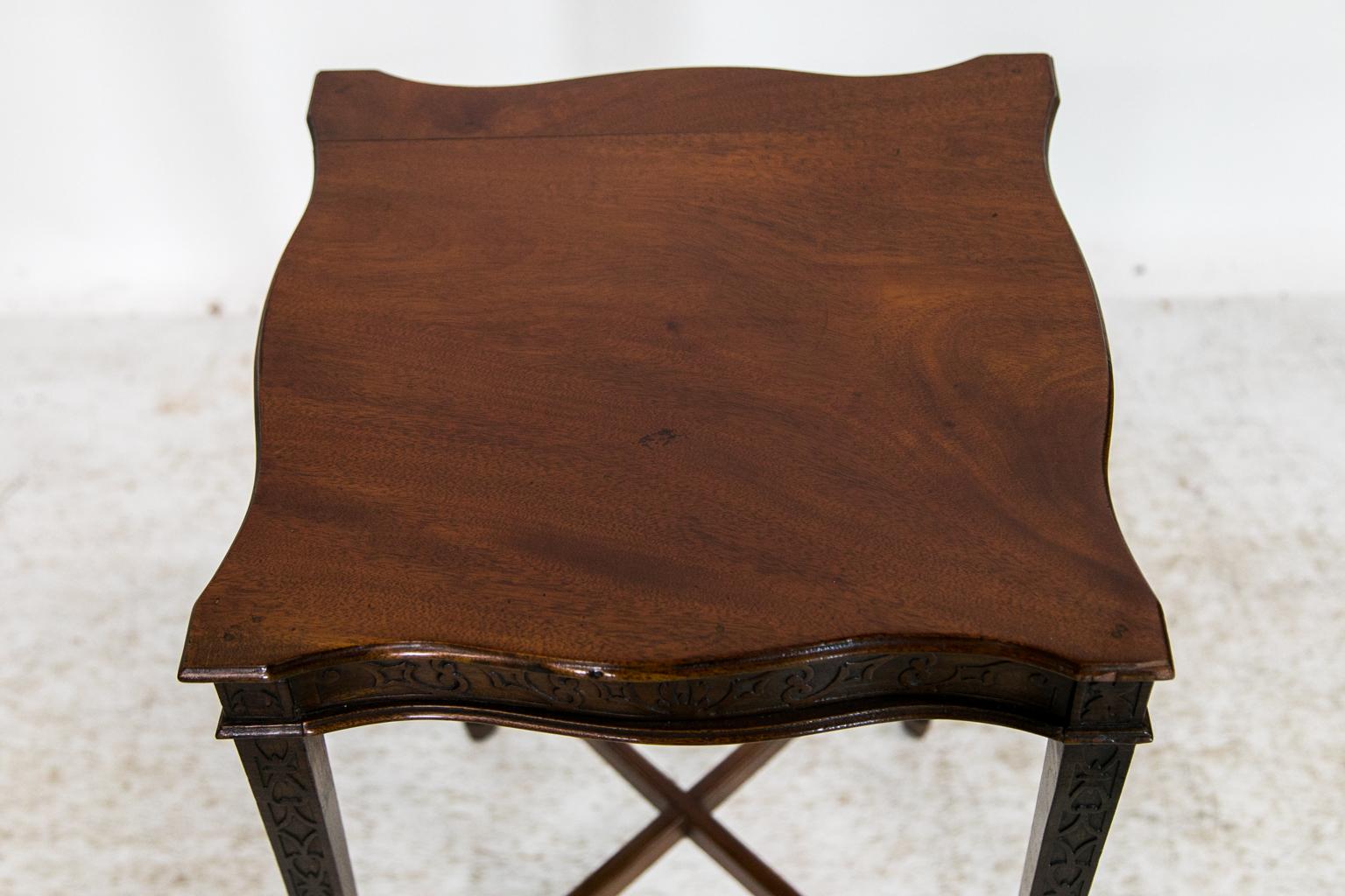 English Mahogany Serpentine Center Table In Good Condition For Sale In Wilson, NC