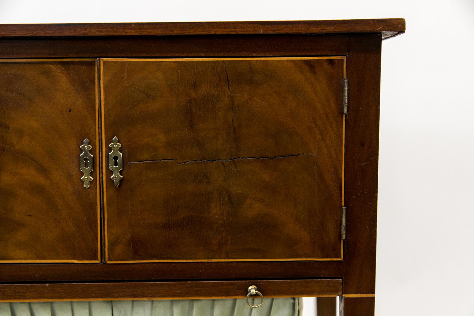 English Mahogany Sewing Table In Good Condition For Sale In Wilson, NC