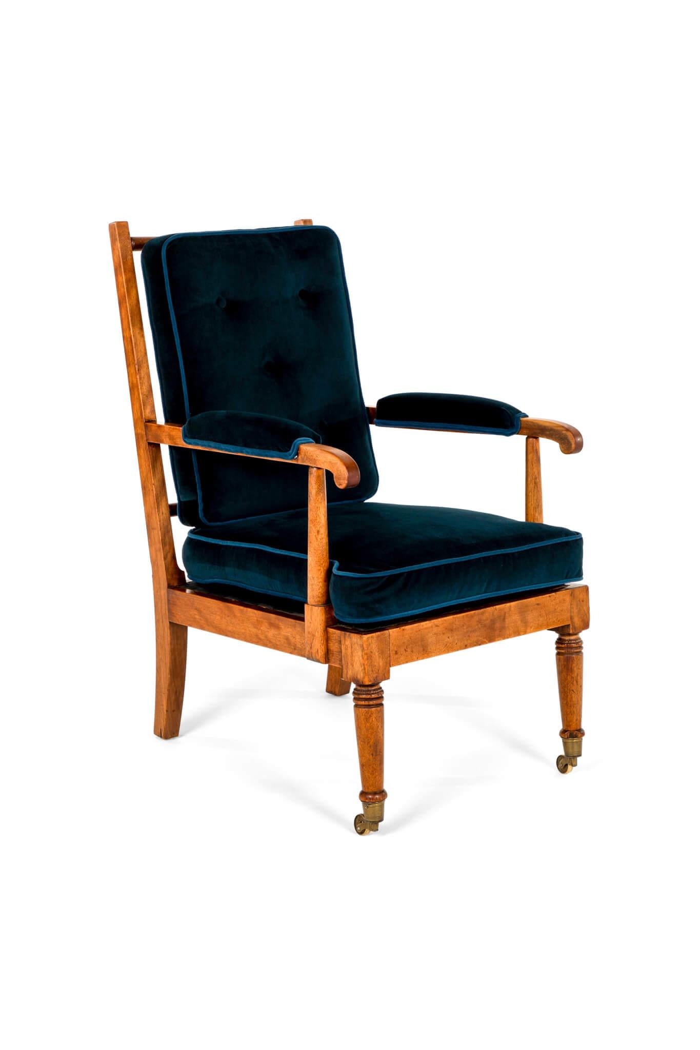 Fauteuil victorien Show Frame en acajou avec des coussins en squab bleu marine à l'assise et au dossier.

Les montants carrés et effilés entourent une traverse supérieure droite sur trois éclisses tournées.

Les accoudoirs ouverts et rembourrés sont