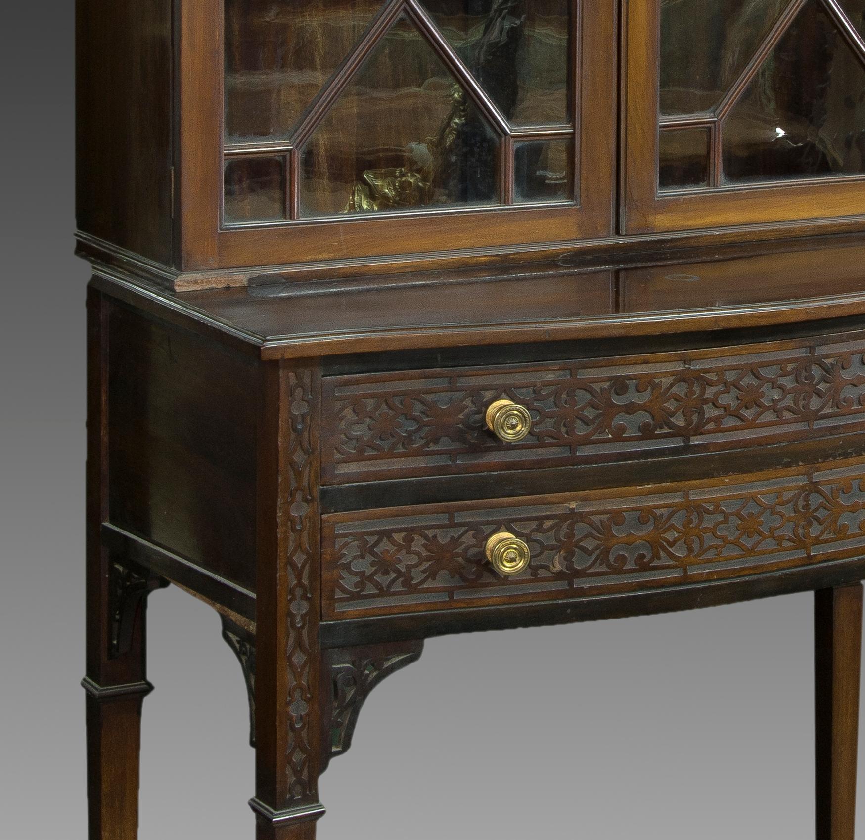 English Mahogany Showcase Cabinet, 19th Century In Fair Condition For Sale In Madrid, ES