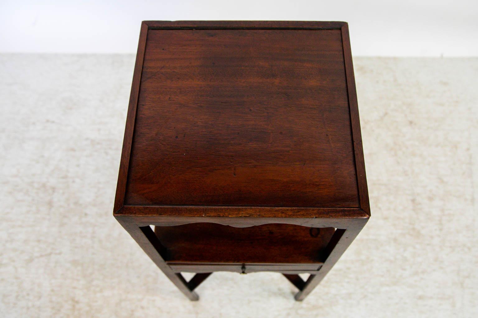 Il piano di questo tavolino ha una modanatura con cornice da 1/8 di pollice e un grembiule smerlato su tutti e quattro i lati. Il ripiano centrale ha un bordo anteriore sagomato sopra un cassetto singolo che presenta una bordatura incisa sui bordi.