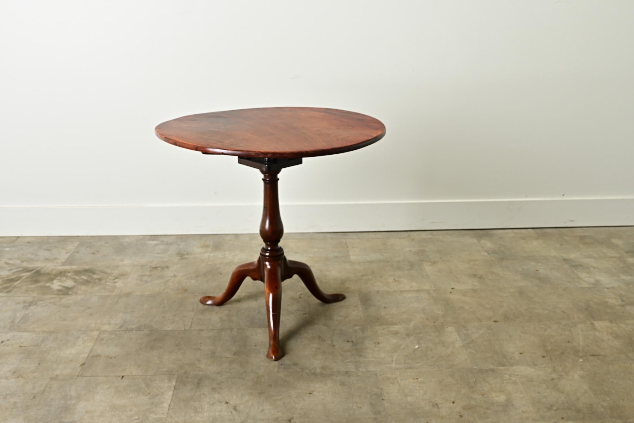 English Mahogany Spinning Tilt-Top Table In Good Condition For Sale In Baton Rouge, LA