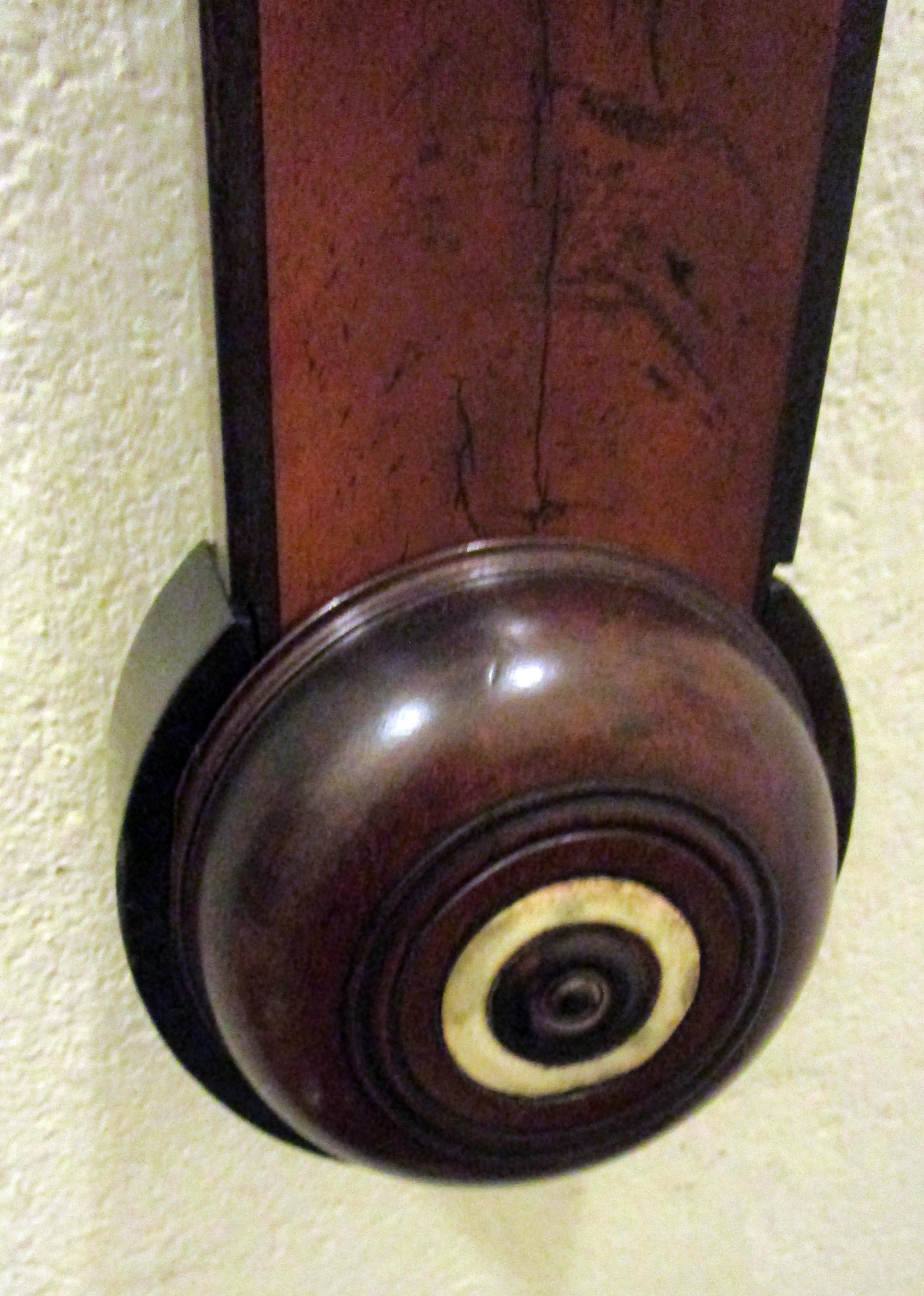 Stockbarometer signiert T. Taylor London mit Mahagonigehäuse mit Knochensockel, Intarsien und Knauf. Gebrochener Bogengiebel über einer verglasten Tür, in der sich ein Zählwerk und ein Thermometer befinden. Vollständig restauriert und kalibriert von
