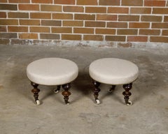 Englische Mahagoni-Hocker des 19. Jahrhunderts mit gedrechselten Beinen auf Rollen, ein Paar