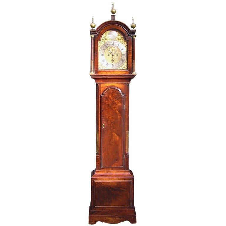 Horloge anglaise à grand boîtier en acajou signée par le fabricant M. Richardson, Londres, vers 1790 en vente