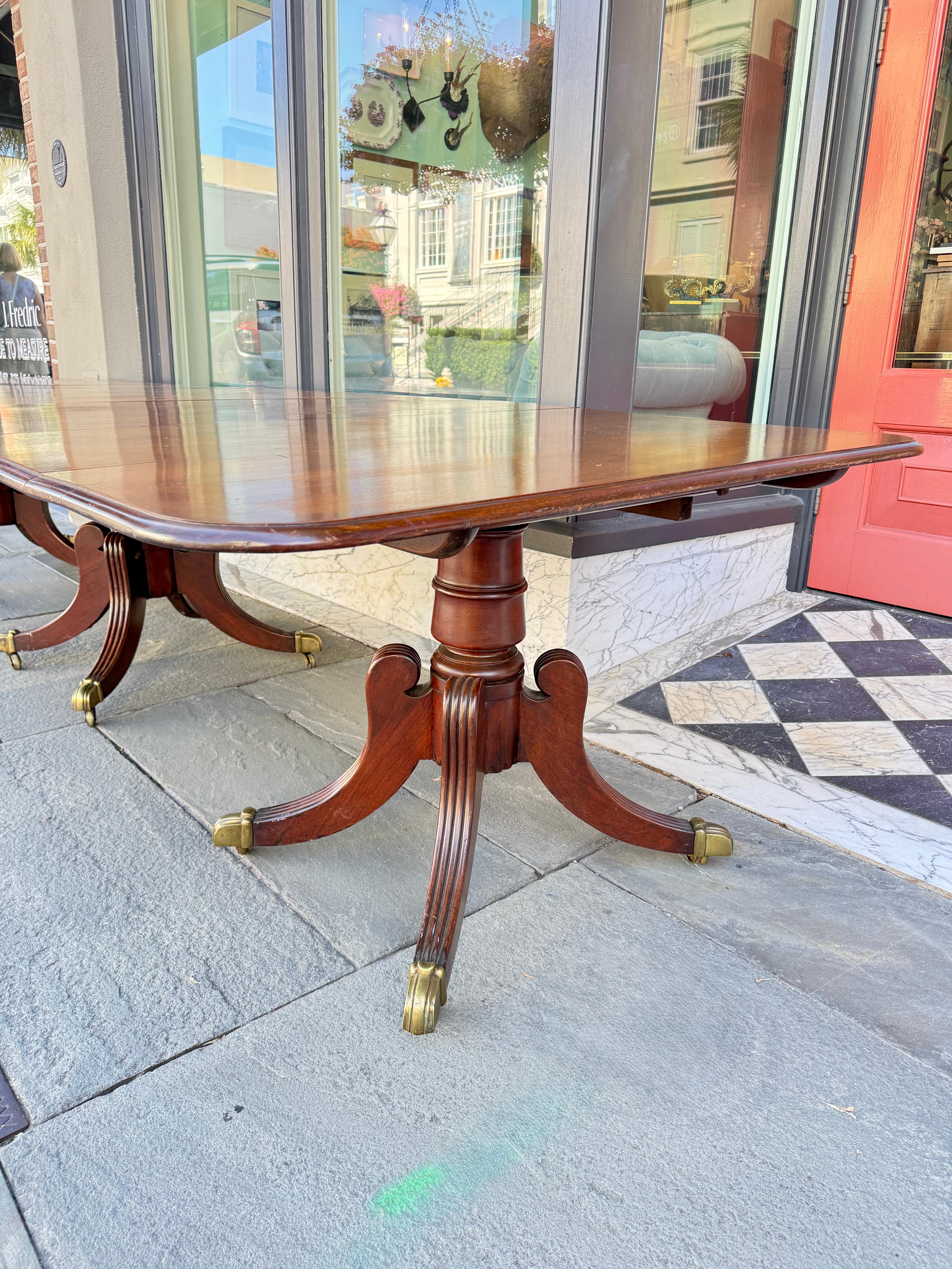 Regency English mahogany three pedestal dining room table early 19 century For Sale