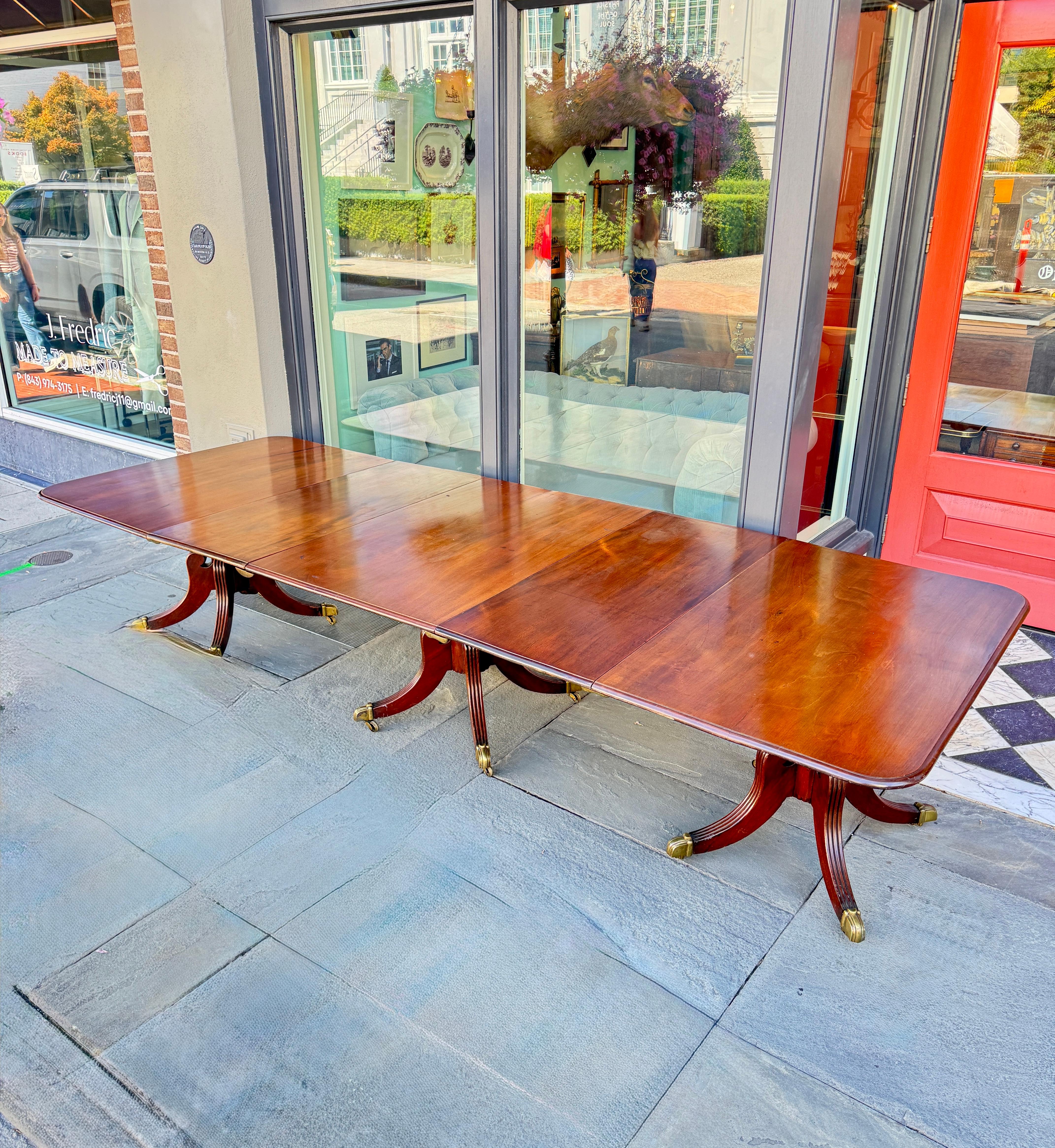 English mahogany three pedestal dining room table early 19 century In Good Condition For Sale In Charleston, SC