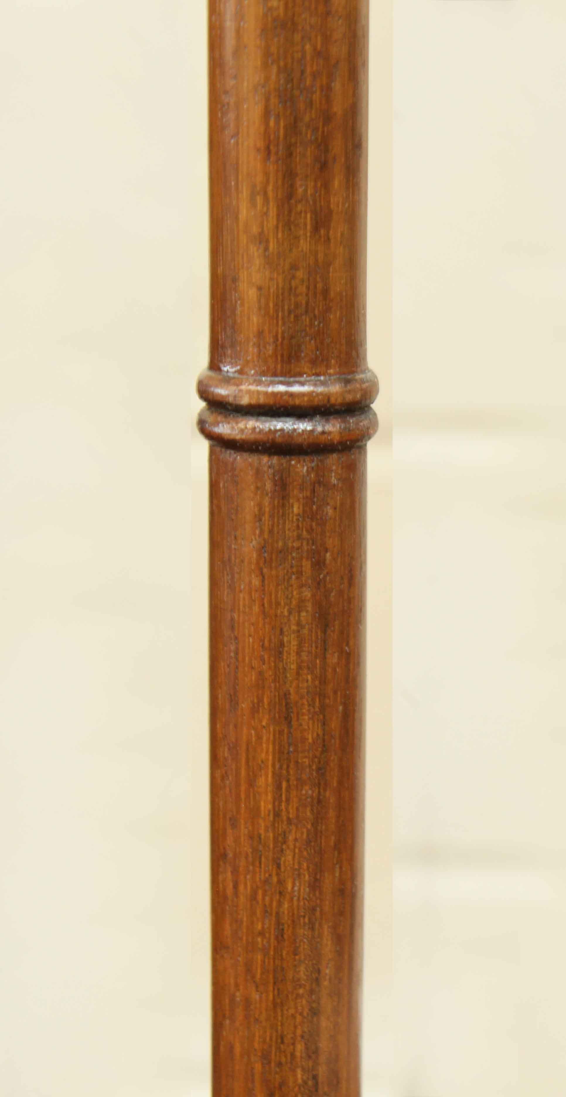Dreistufige englische Mahagoni-Etagere aus Mahagoni  (Mittleres 19. Jahrhundert) im Angebot