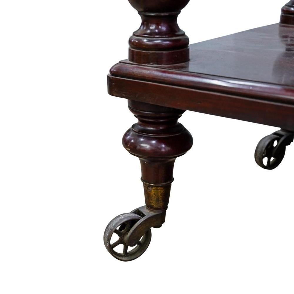 Anglais Chariot de maître d'hôtel à trois niveaux en acajou anglais Grandes roulettes en vente