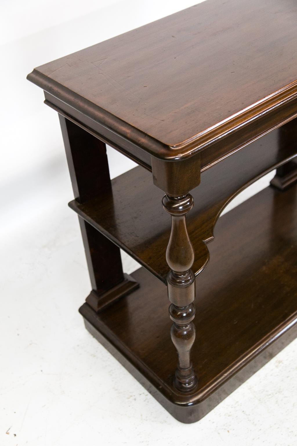 English Mahogany Three-Tiered Server In Good Condition For Sale In Wilson, NC