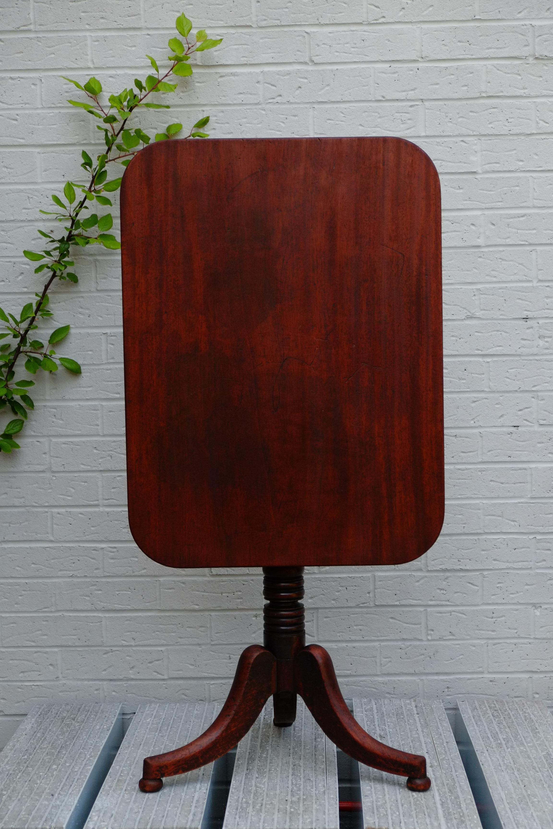 Early Victorian Antique English Mahogany Tilt Top Occasional Lamp Table  For Sale