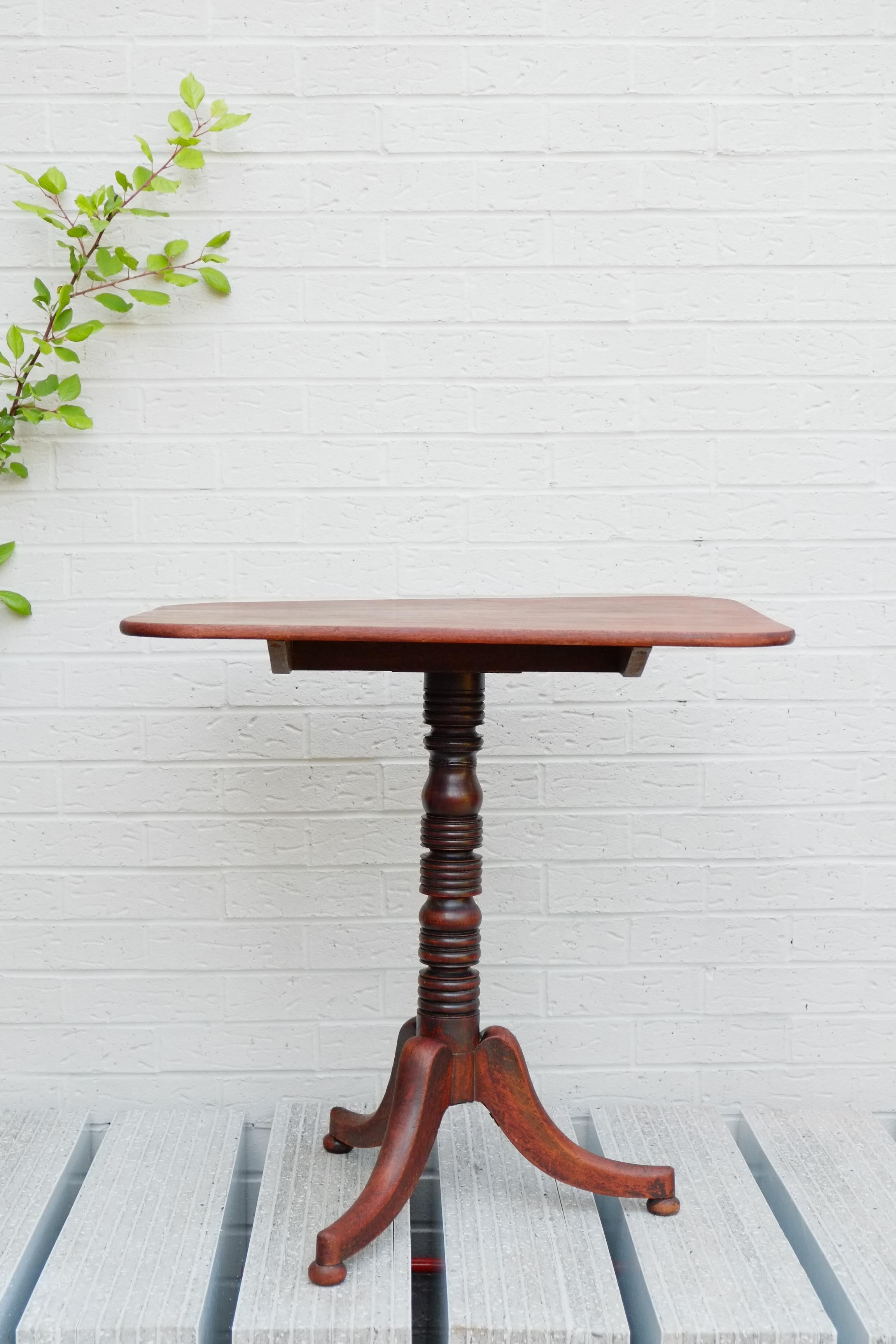 Turned Antique English Mahogany Tilt Top Occasional Lamp Table  For Sale
