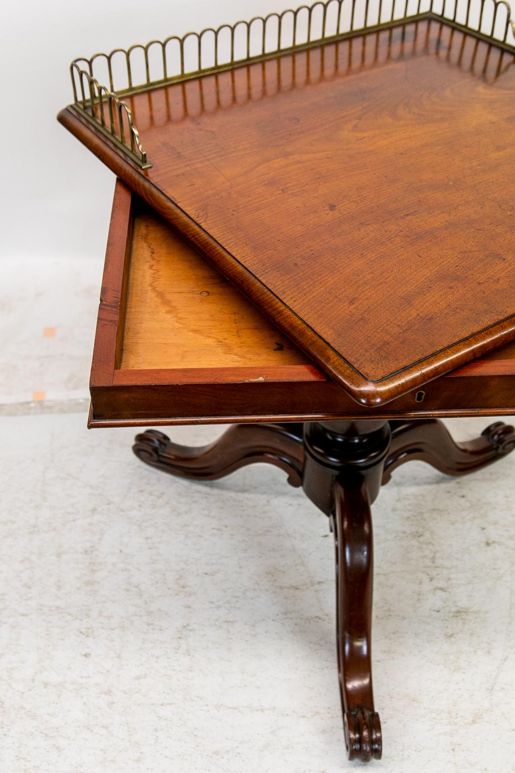 Englischer Dreibein-Galerie-Mitteltisch aus Mahagoni (Mittleres 19. Jahrhundert) im Angebot