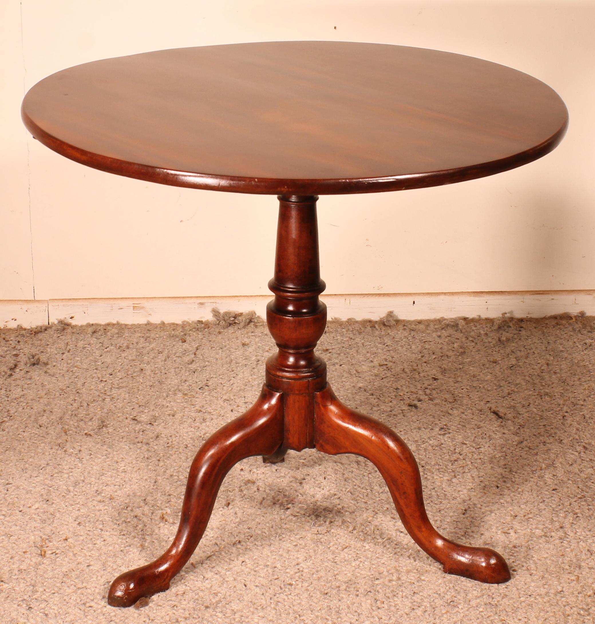 Elegant 19th century English tripod table in solid mahogany.
Beautiful one piece solid mahogany top with a diameter of 75m. Very beautiful flame
Tripod base with elegant turning
Very beautiful patina and in superb condition
It has his old