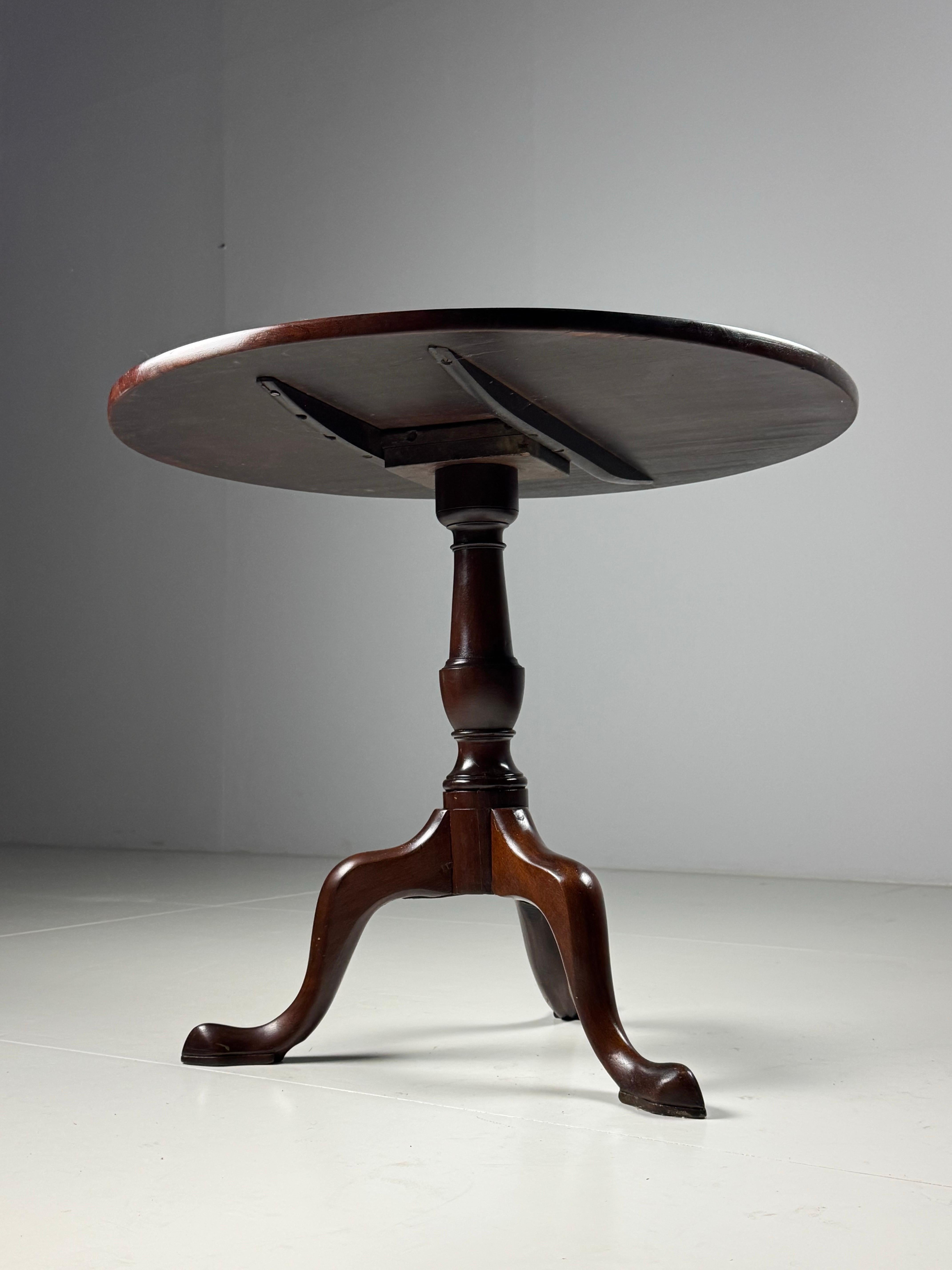 Mesa inglesa de caoba con trípode basculante en venta 5
