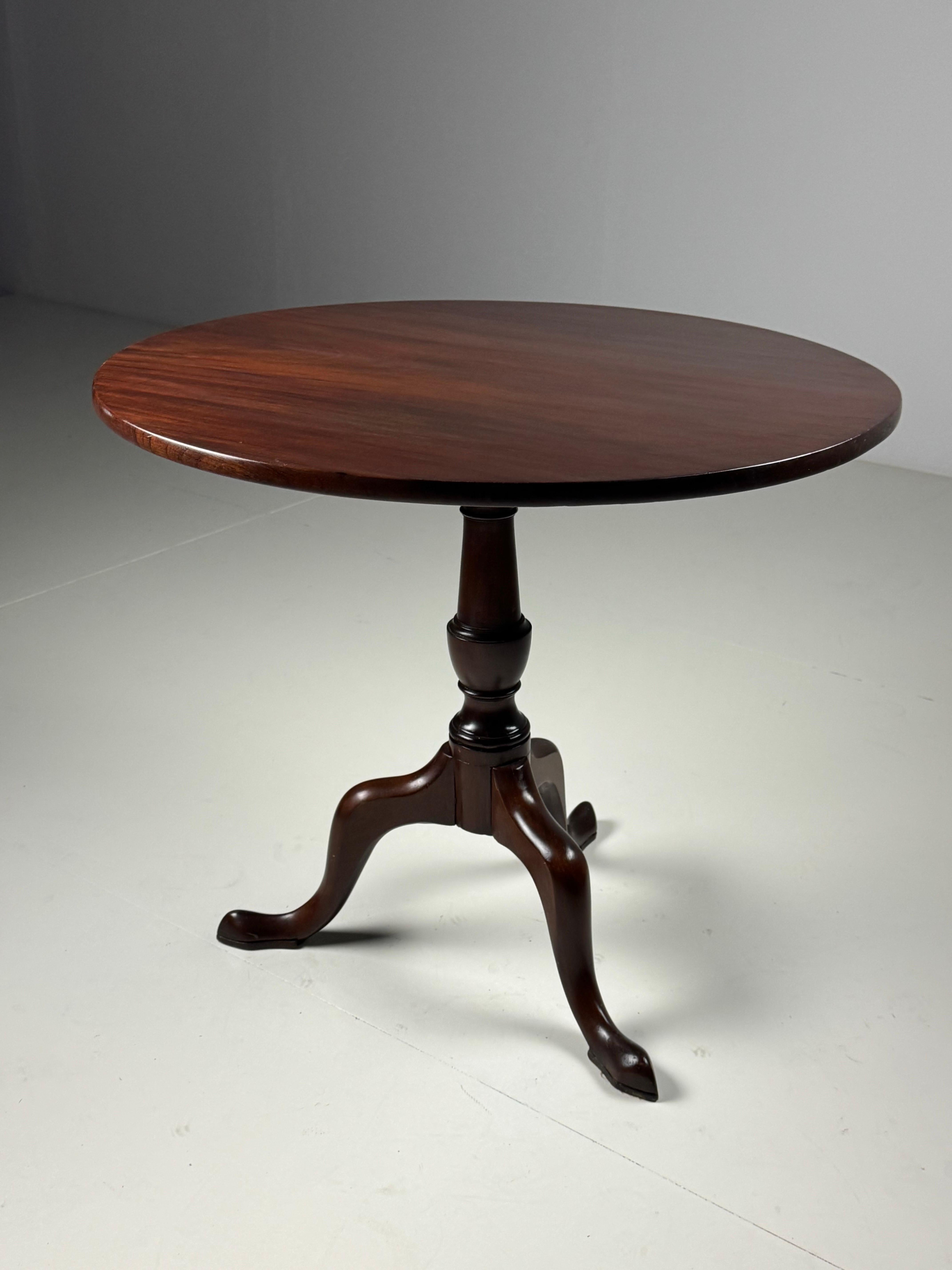 Mesa inglesa de caoba con trípode basculante en venta 9