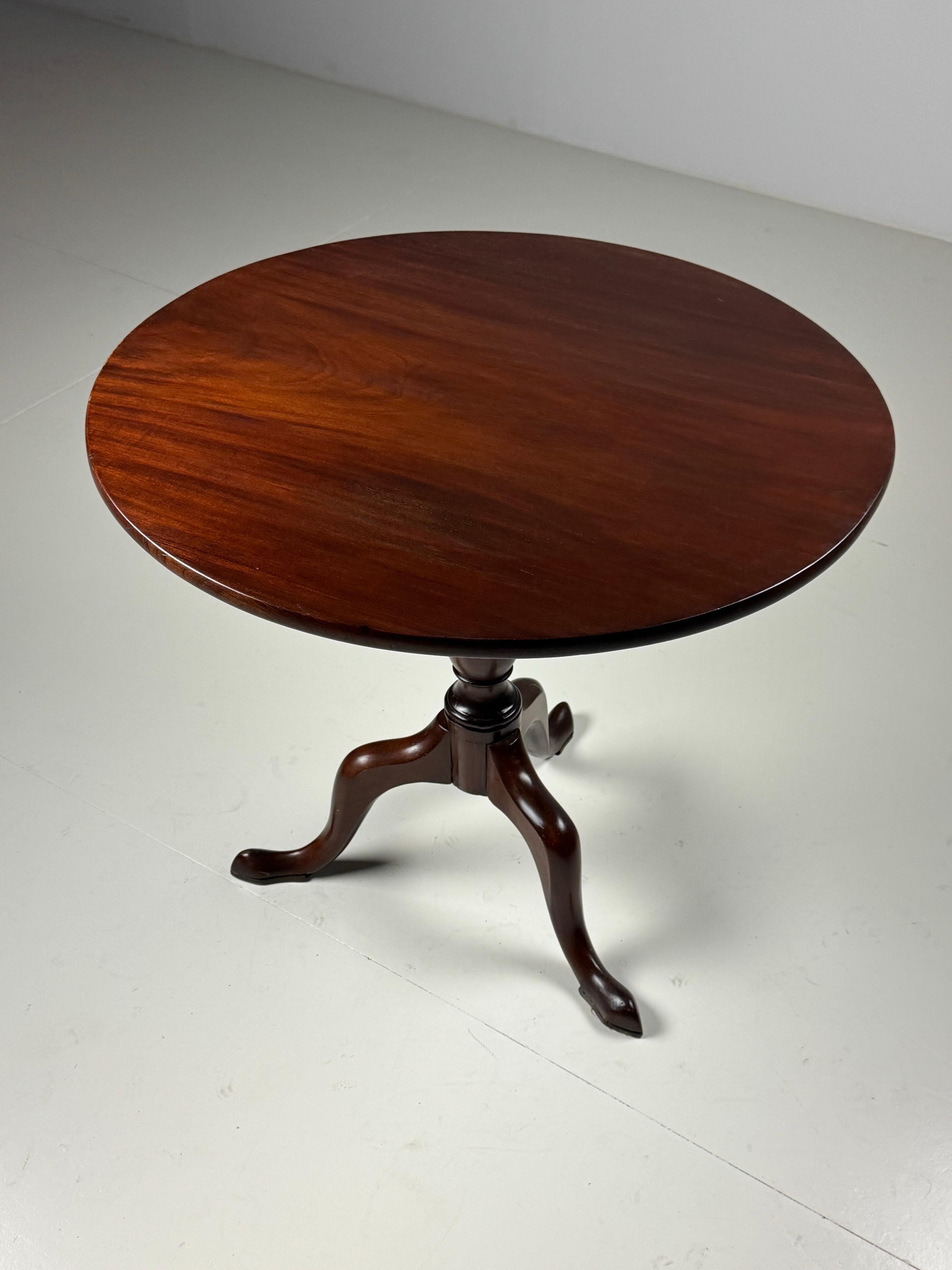 Mesa plegable inglesa / Mesa auxiliar / Mesa basculante.
De caoba. Siglo XIX.

En muy buen estado. De color marrón rojizo. Top original.

Dimensiones: Ø83,5 x A72,5