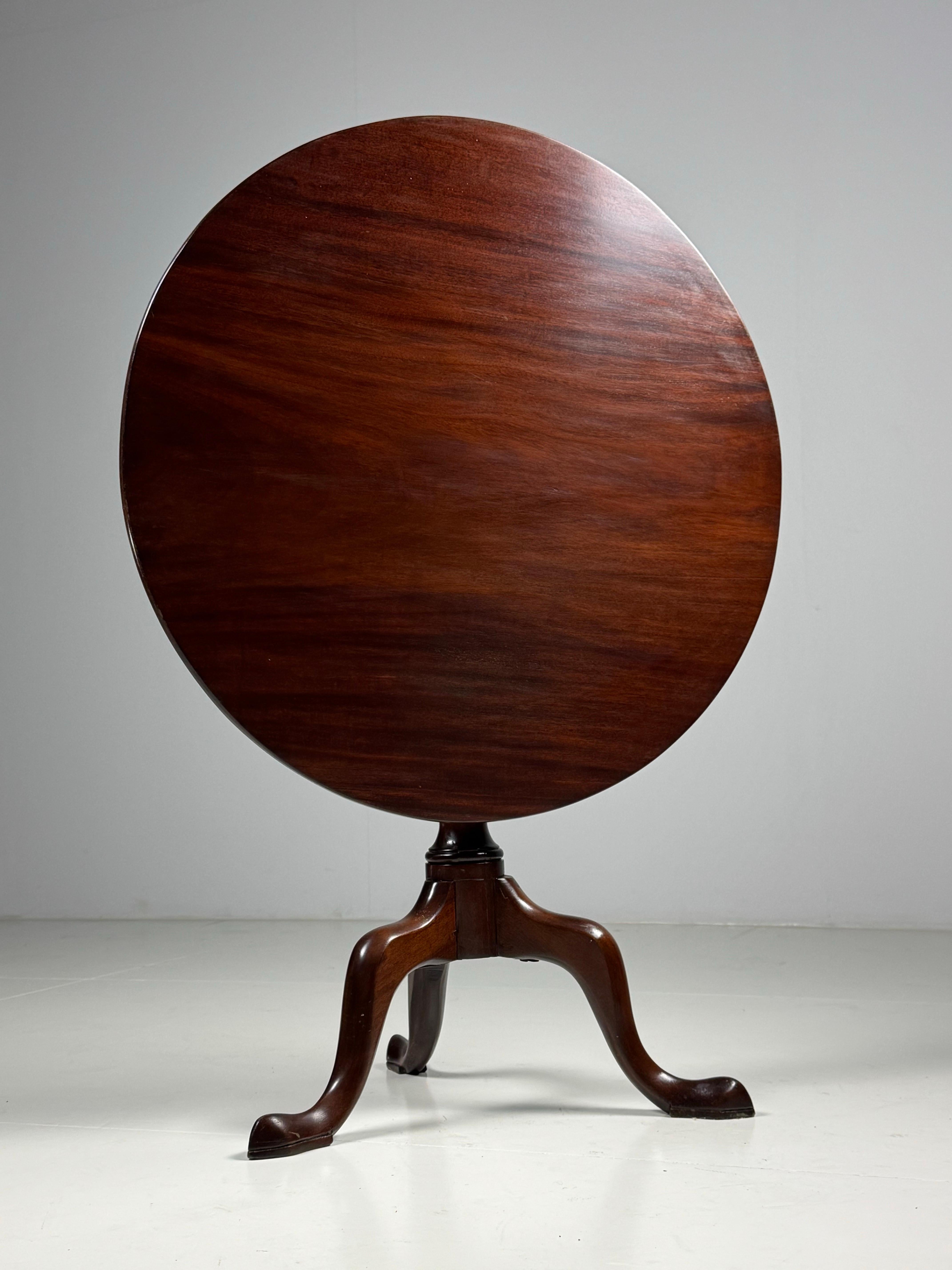 Mesa inglesa de caoba con trípode basculante siglo XIX en venta