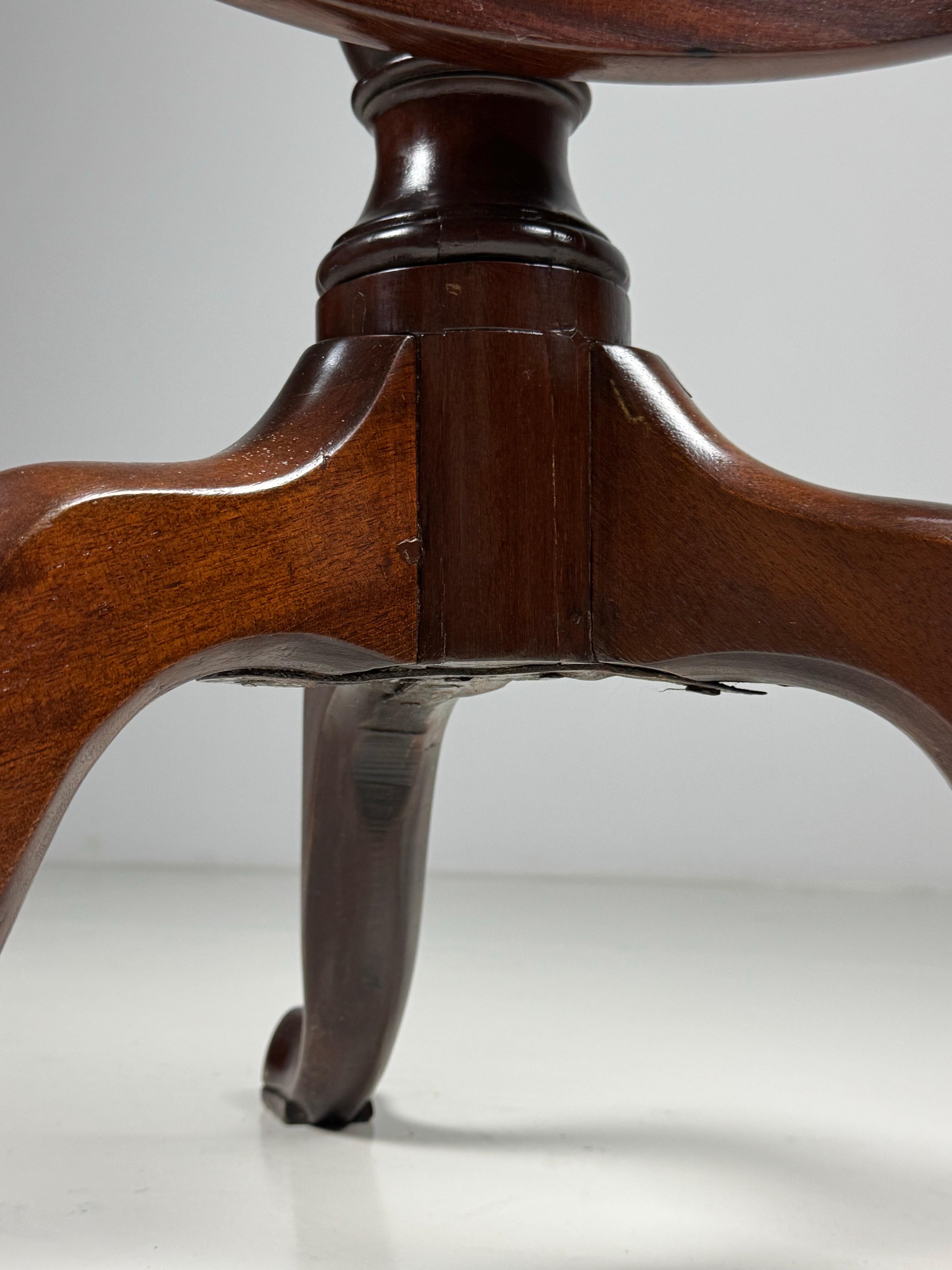 Mesa inglesa de caoba con trípode basculante Caoba en venta
