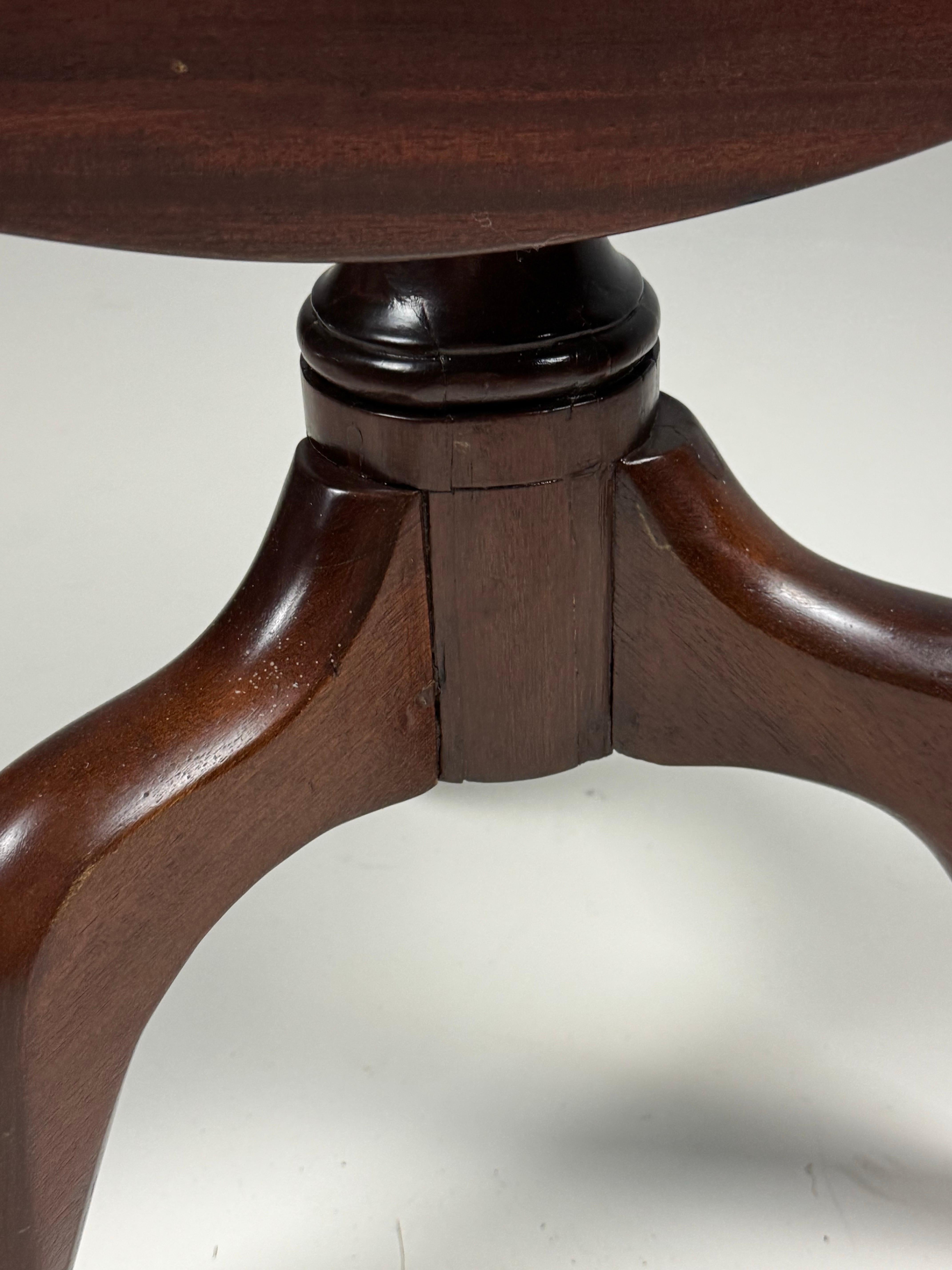 Mesa inglesa de caoba con trípode basculante en venta 2