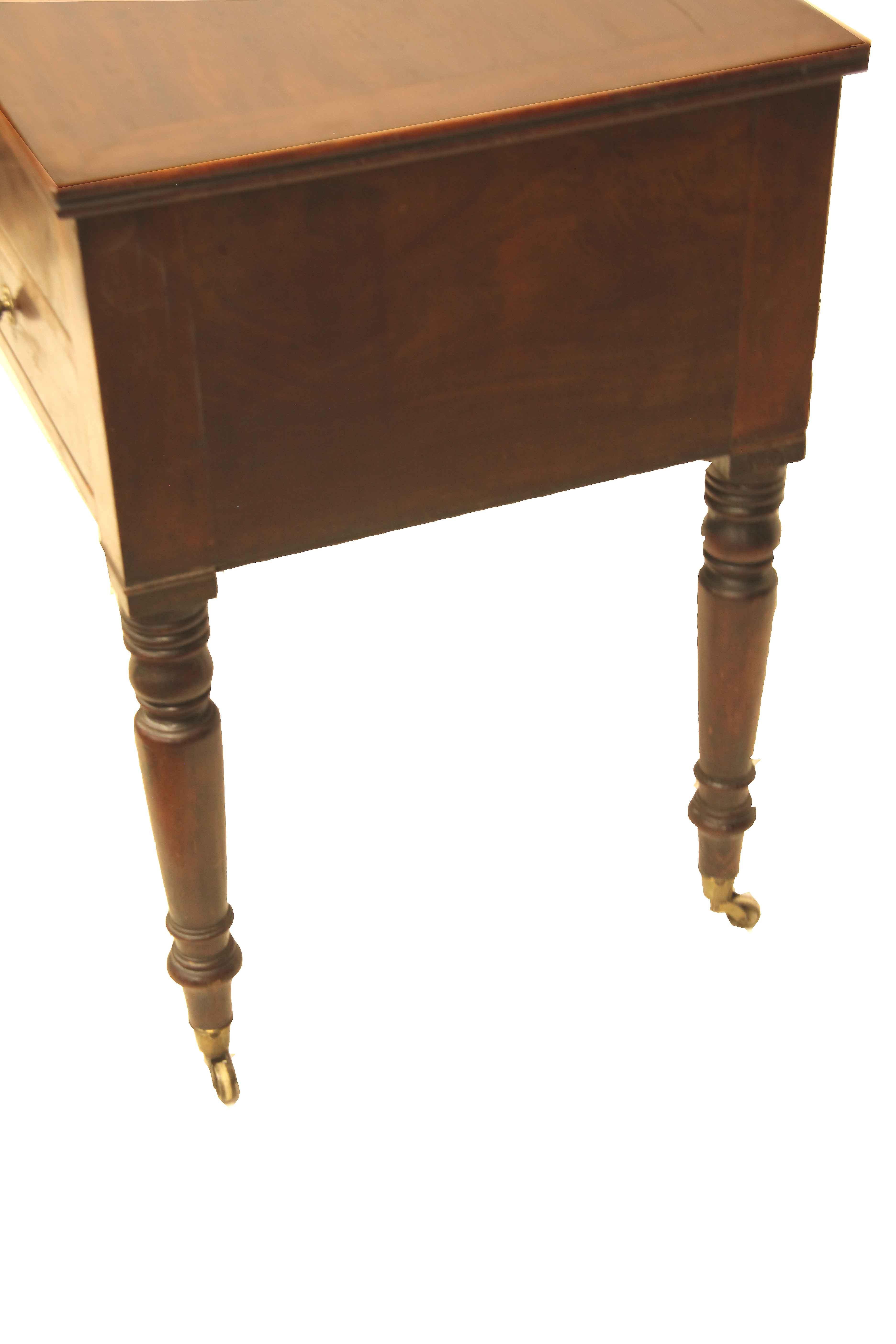 English Mahogany Turned Leg Serving Table In Good Condition For Sale In Wilson, NC